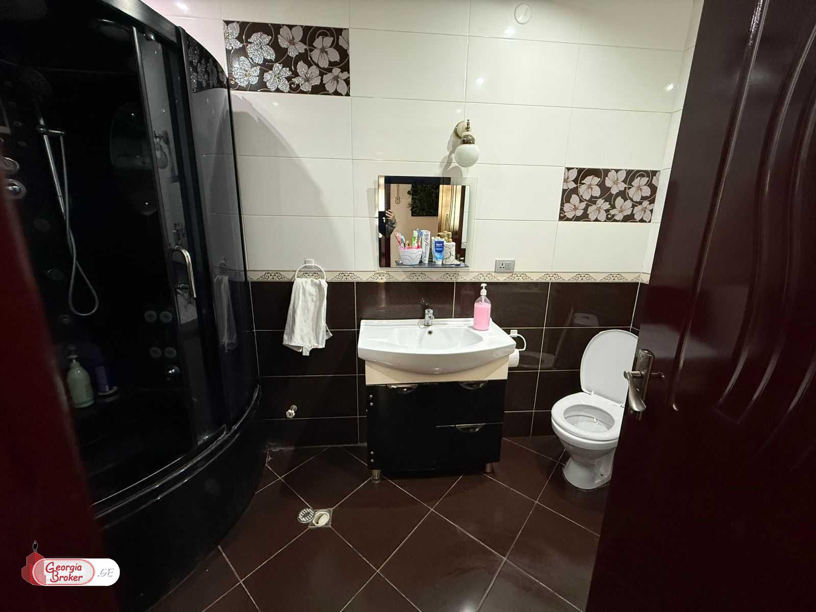 продается квартира с новым ремонтом 4-комнаты