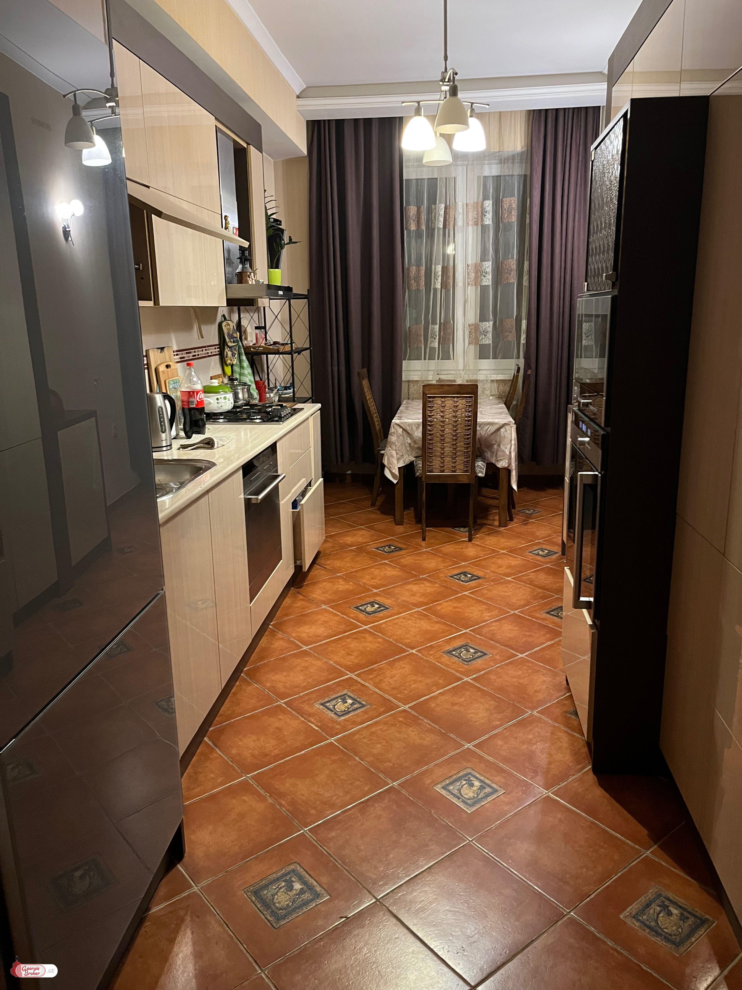 продается квартира с новым ремонтом 5-комнат