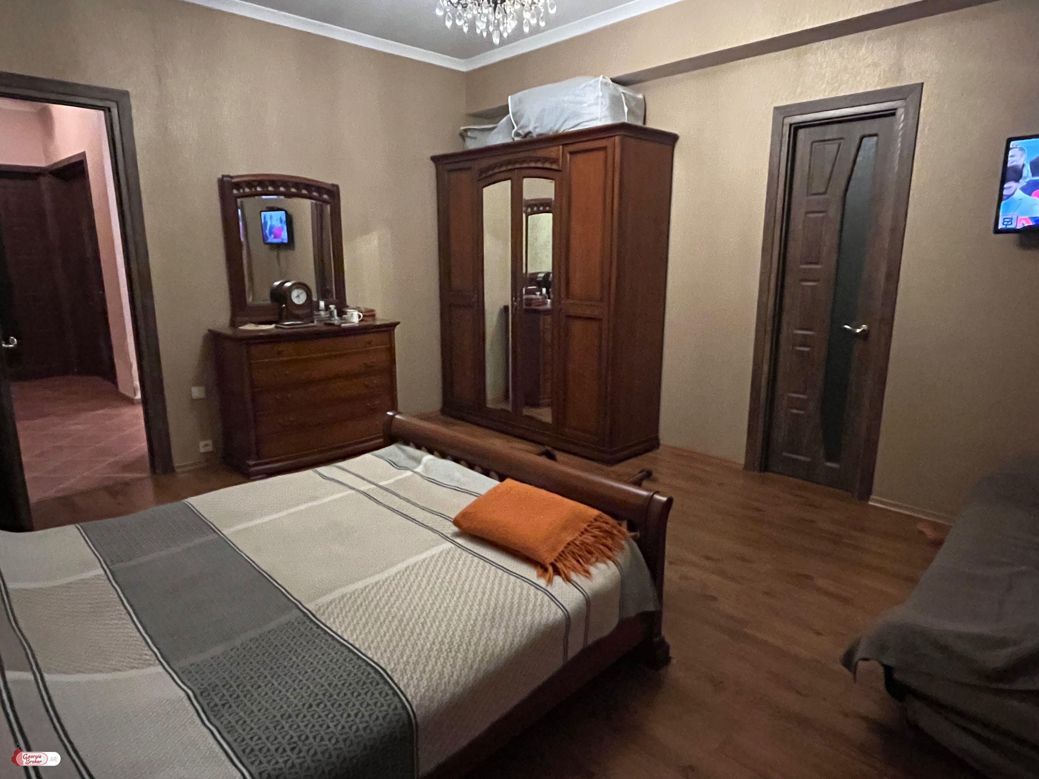 продается квартира с новым ремонтом 5-комнат