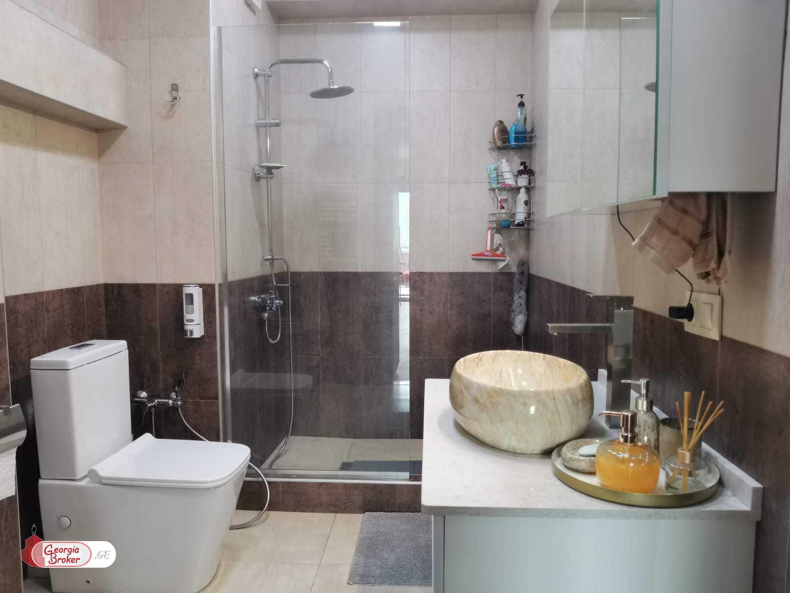 продается квартира с новым ремонтом 3-комнаты