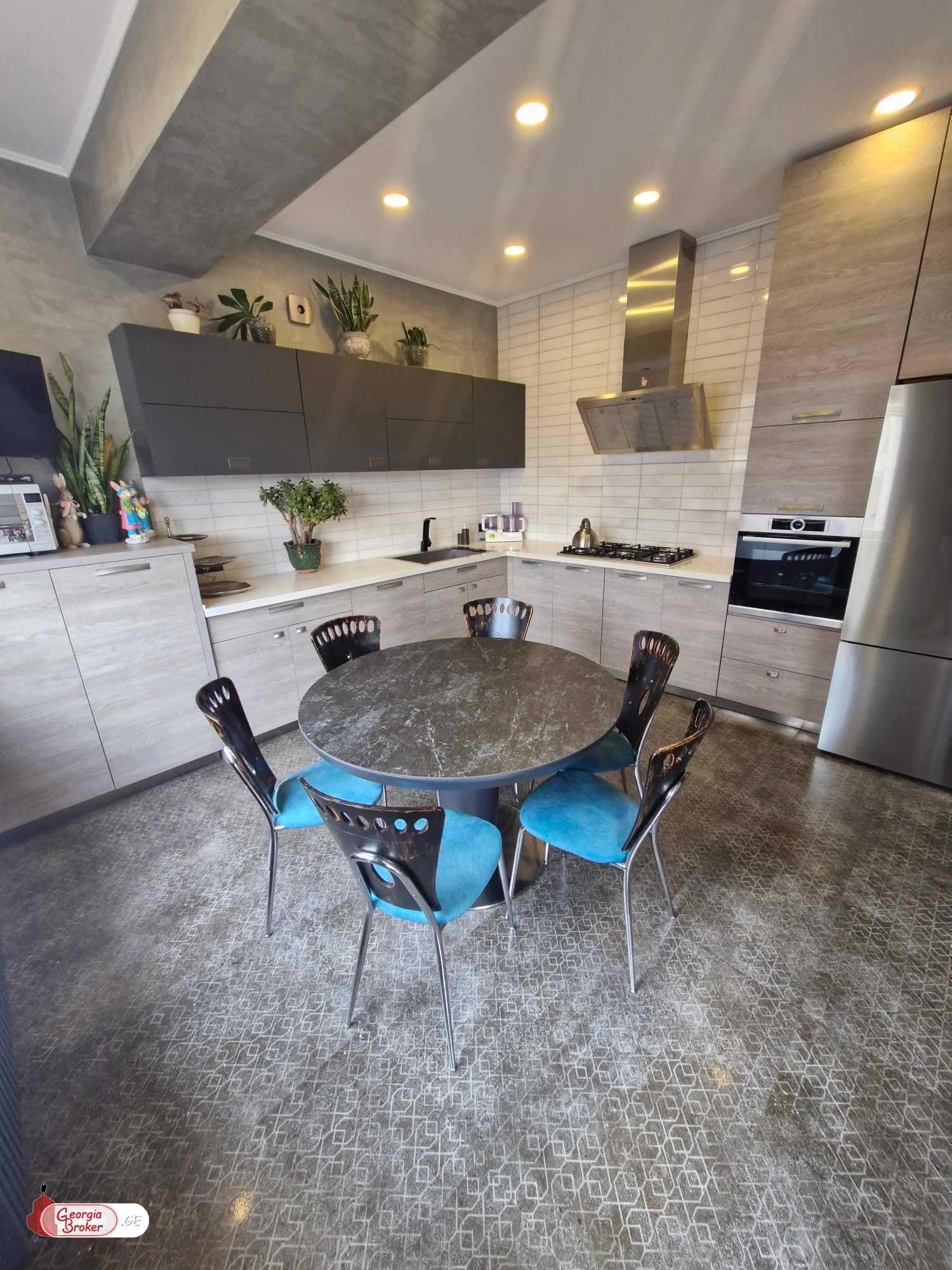 продается квартира с новым ремонтом 5-комнат