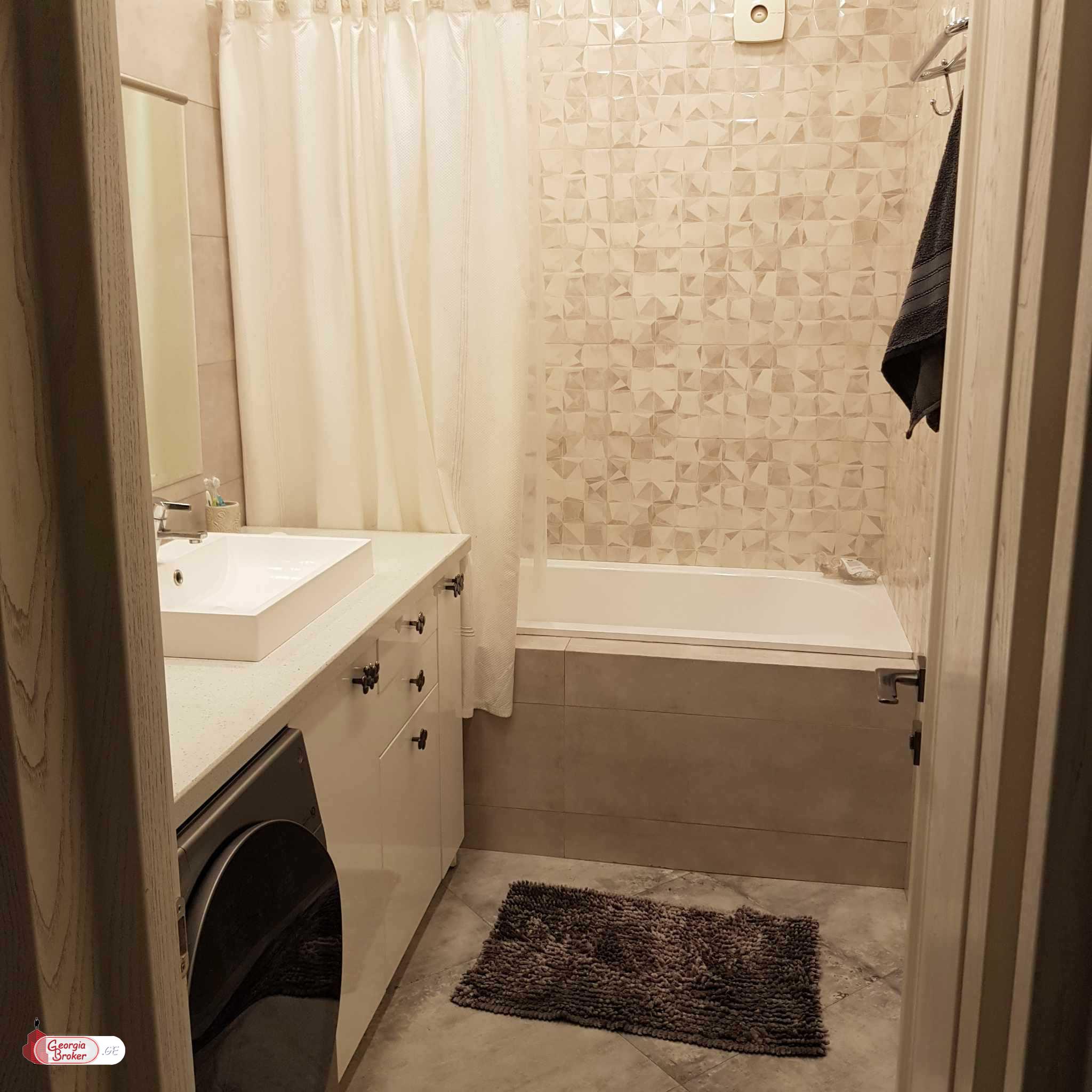 продается квартира с новым ремонтом 5-комнат