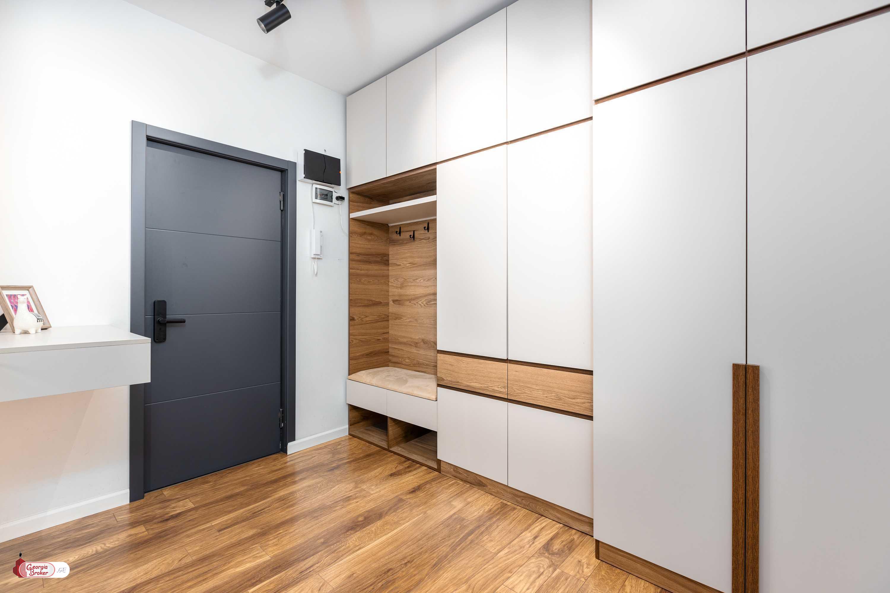 продается квартира с новым ремонтом 3-комнаты