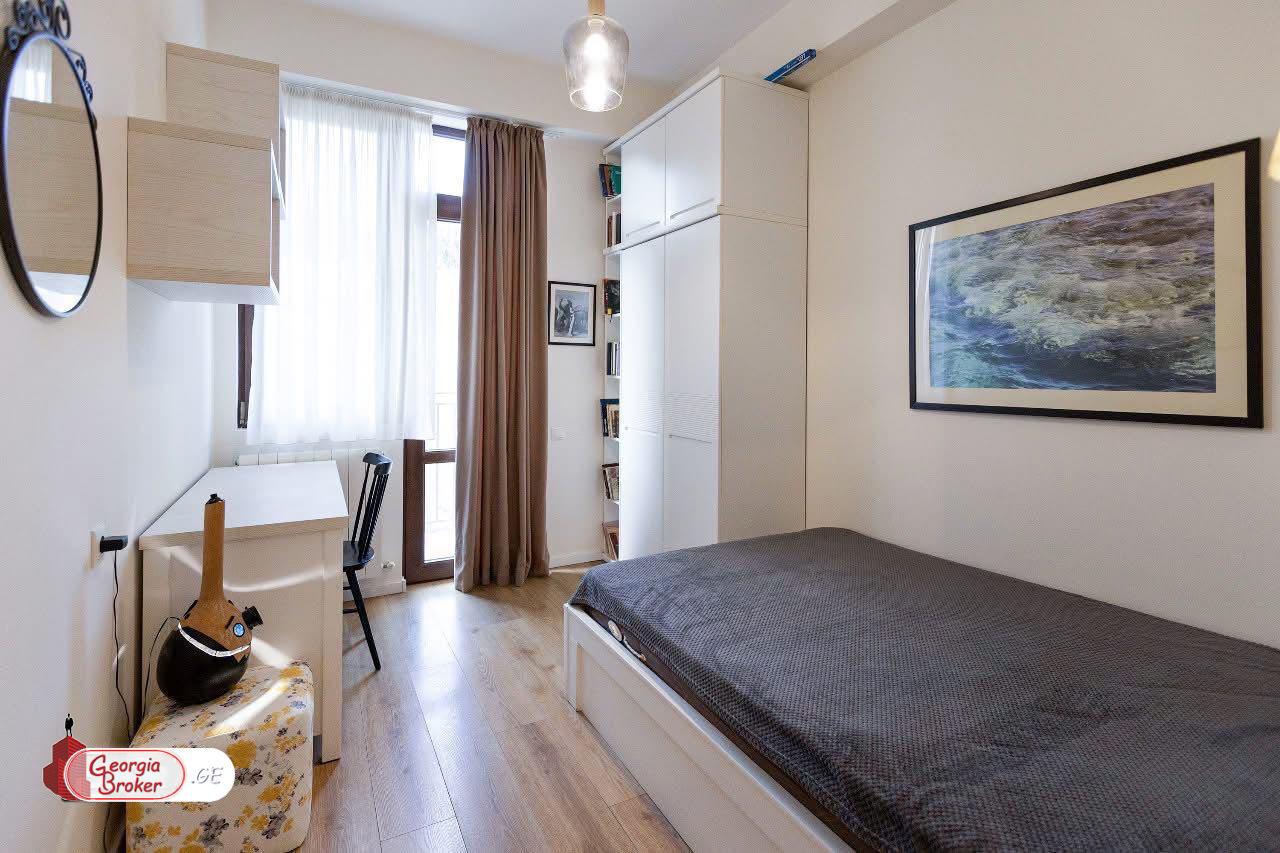 продается квартира с новым ремонтом 3-комнаты