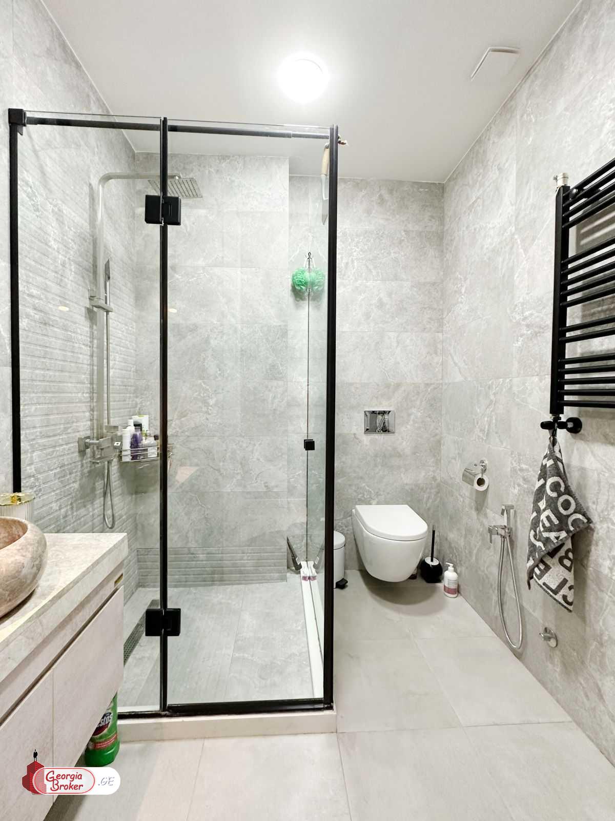 продается квартира с новым ремонтом 3-комнаты