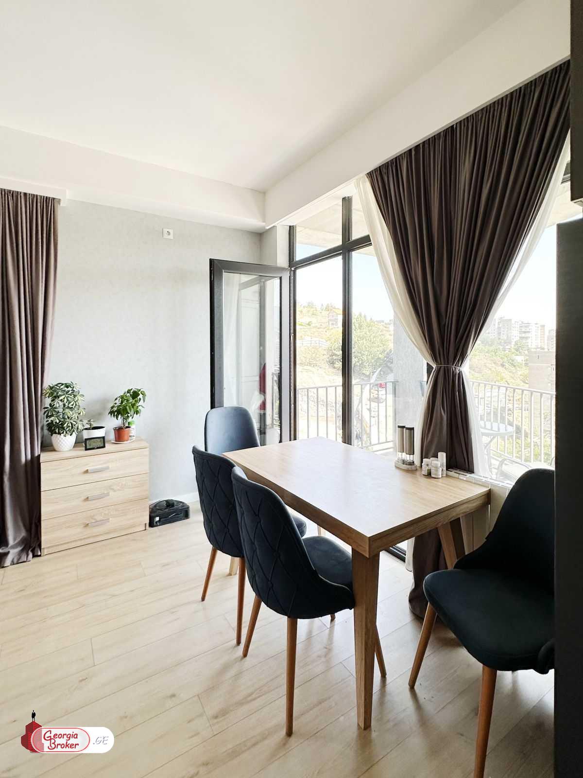 продается квартира с новым ремонтом 3-комнаты