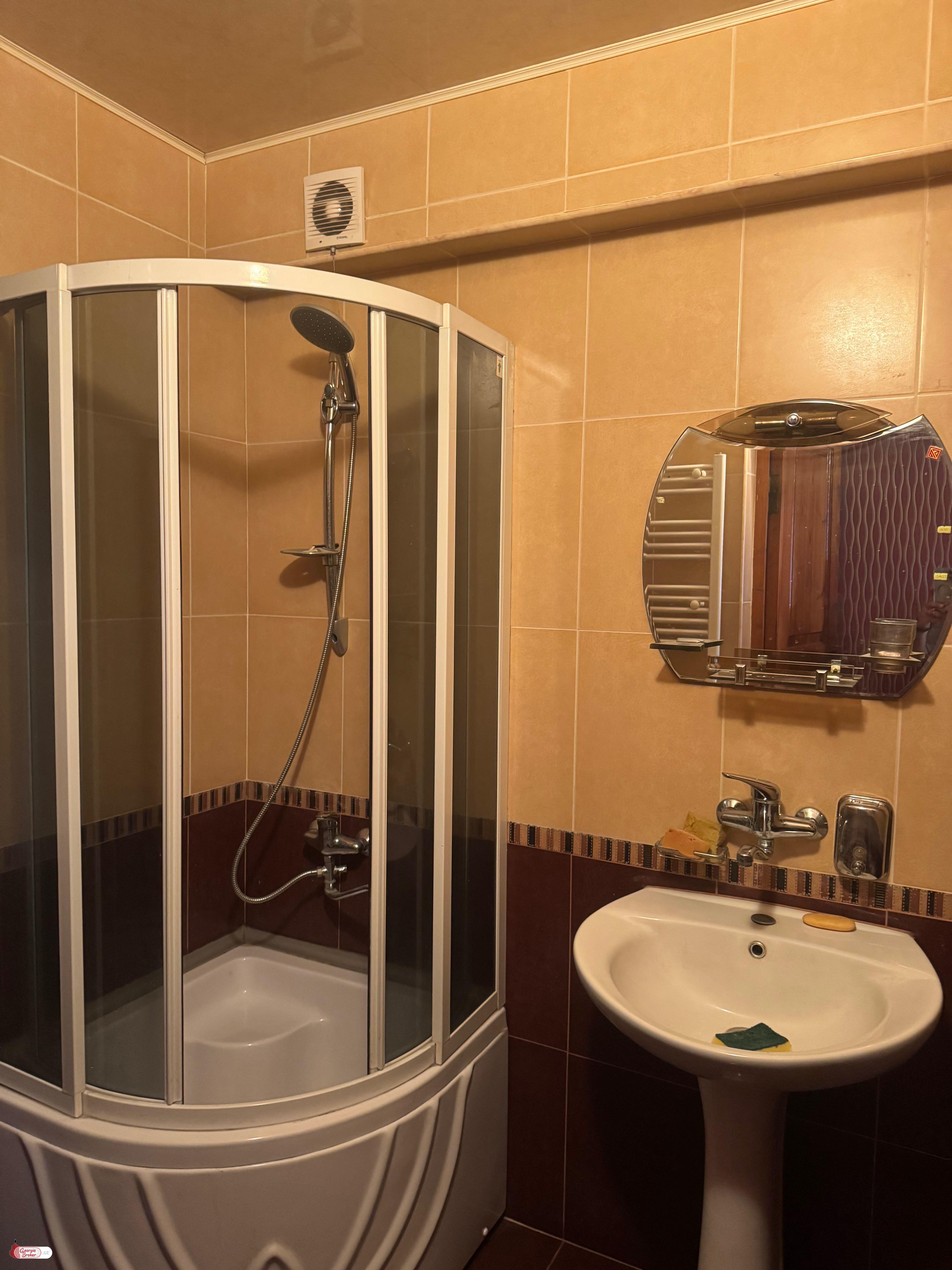 продается квартира с новым ремонтом 4-комнаты