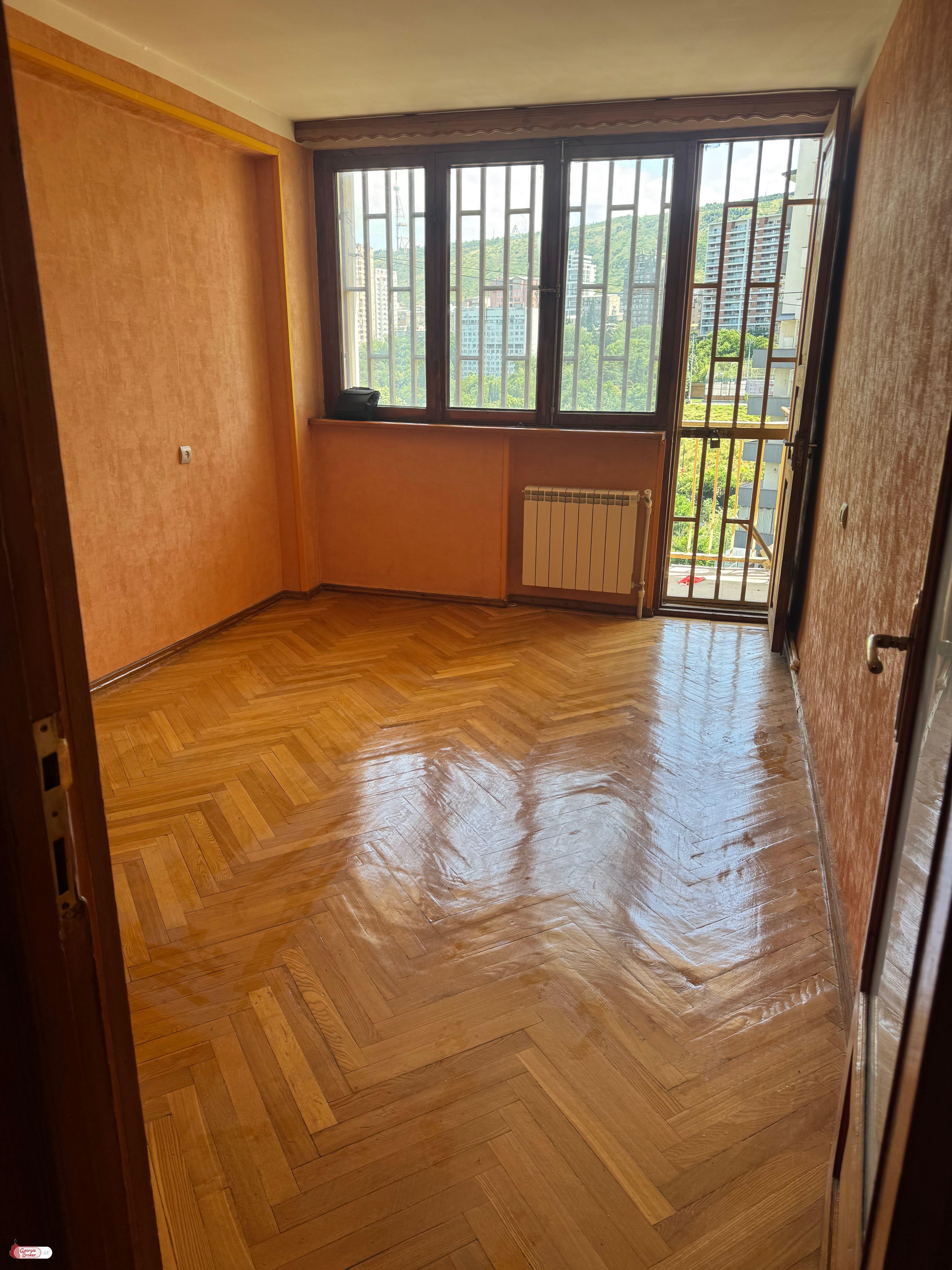 продается квартира с новым ремонтом 4-комнаты