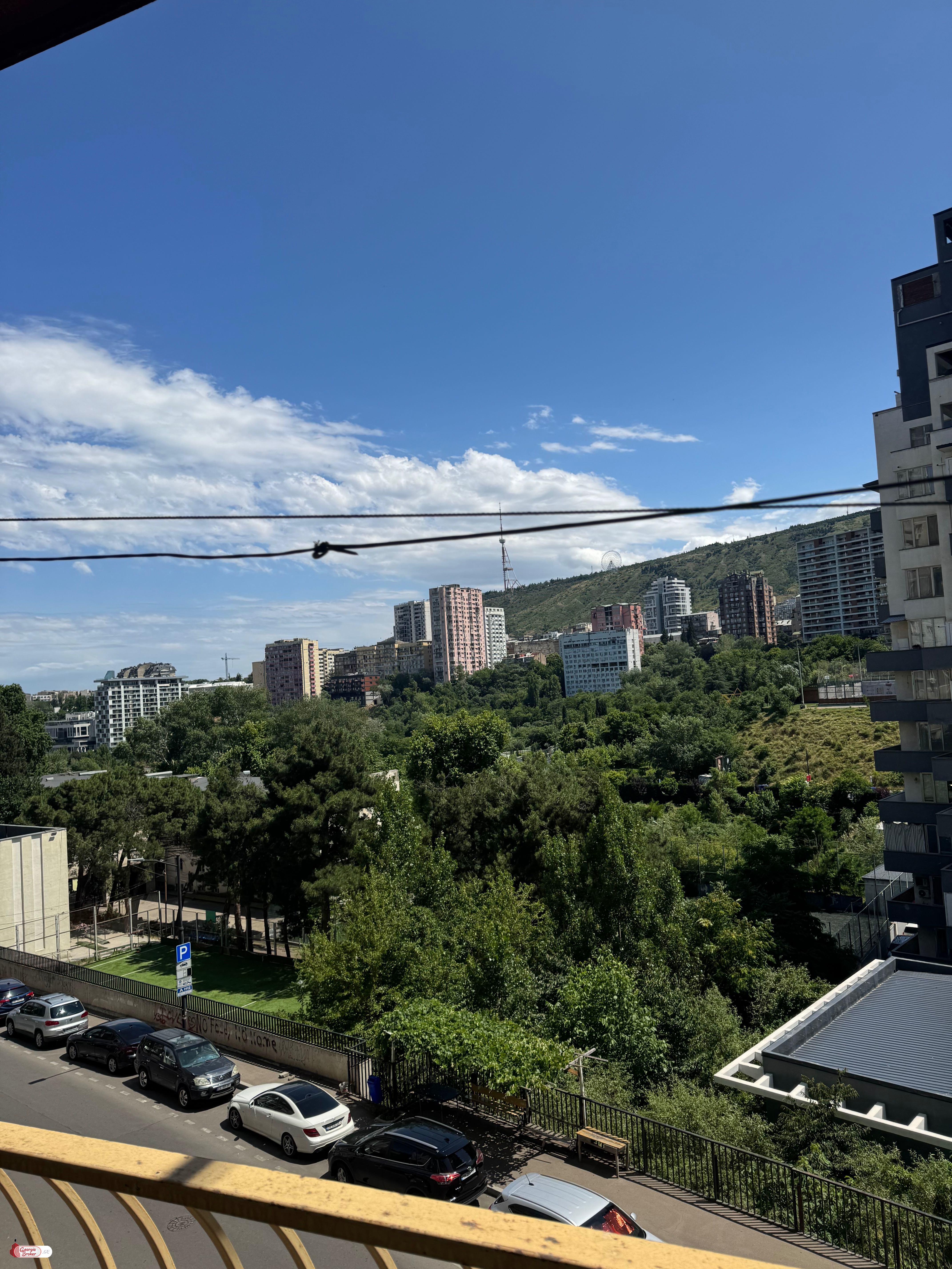 продается квартира с новым ремонтом 4-комнаты