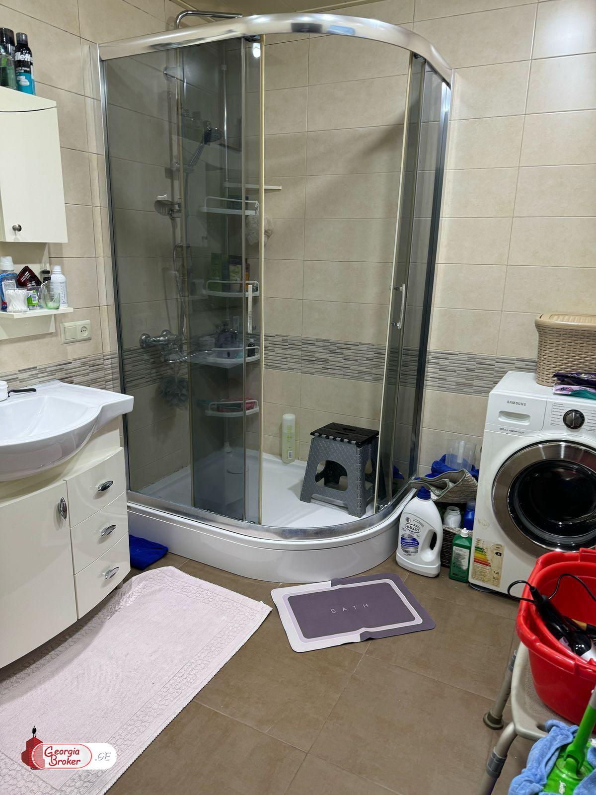 იყიდება ახალი გარემონტებული 4 ოთახიანი ბინა