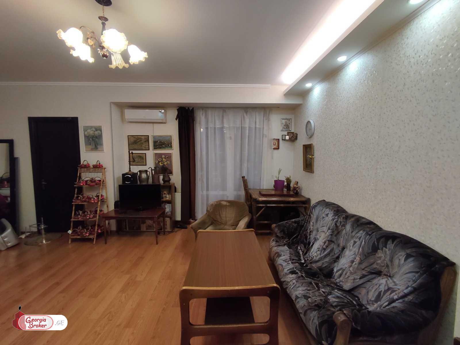 продается квартира с новым ремонтом 5-комнат