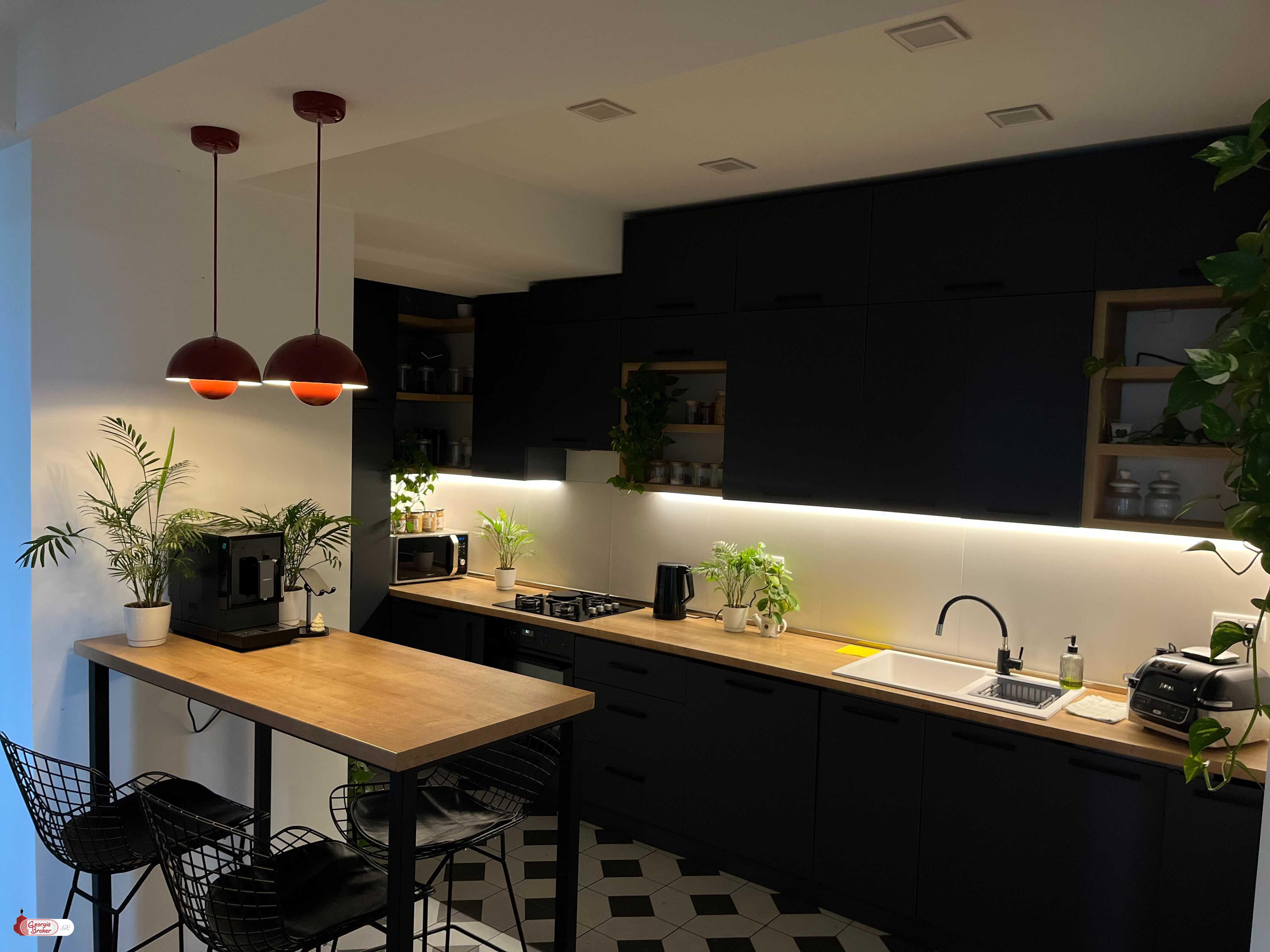 იყიდება ახალი გარემონტებული 5 ოთახიანი ბინა