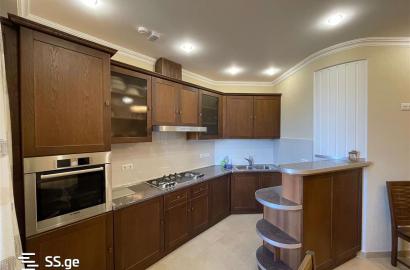 იყიდება ახალი გარემონტებული 5 ოთახიანი ბინა