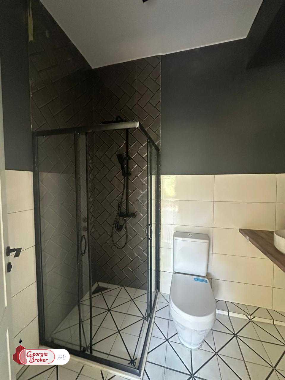 продается квартира с новым ремонтом 3-комнаты