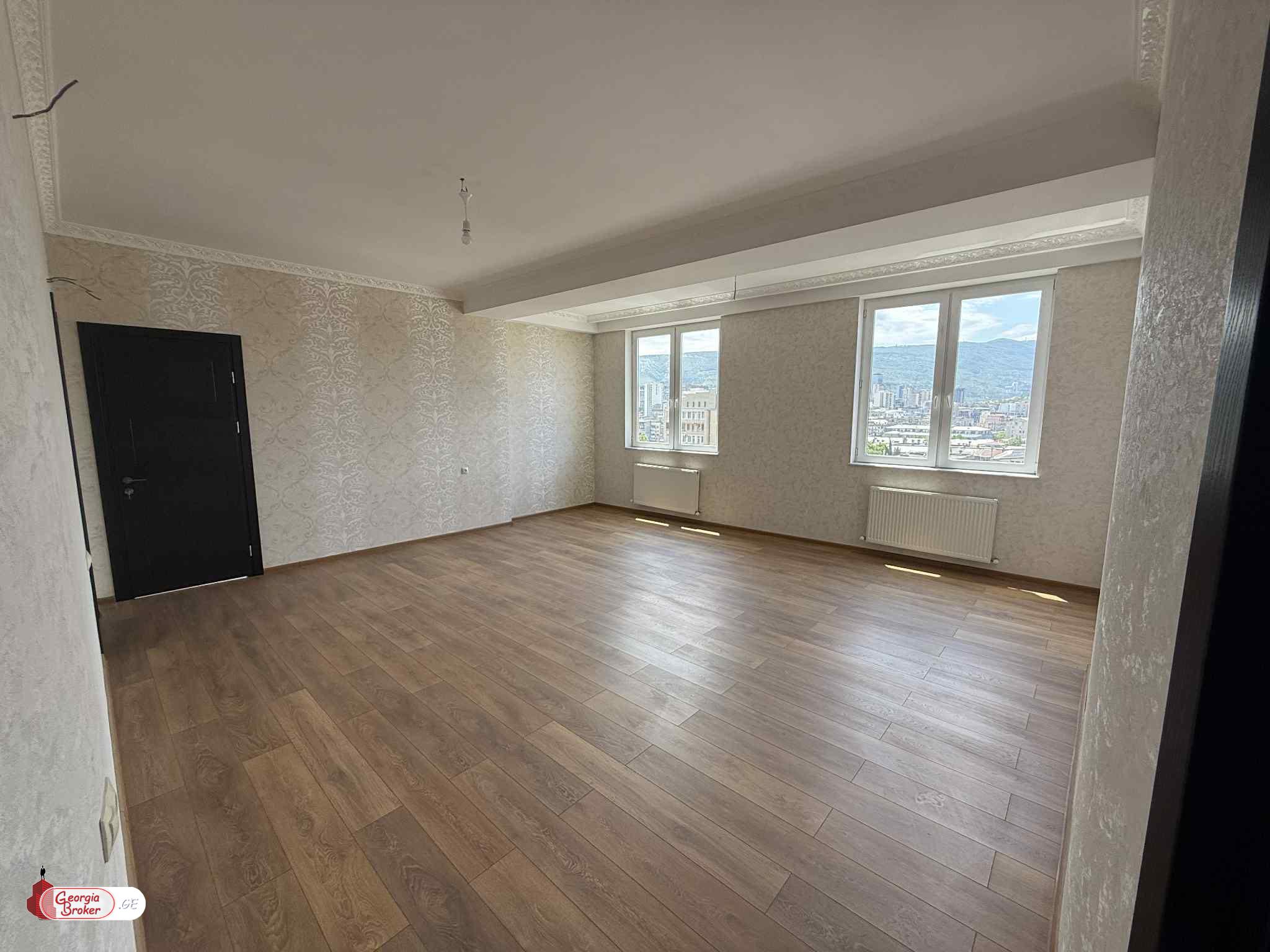 продается квартира с новым ремонтом 4-комнаты