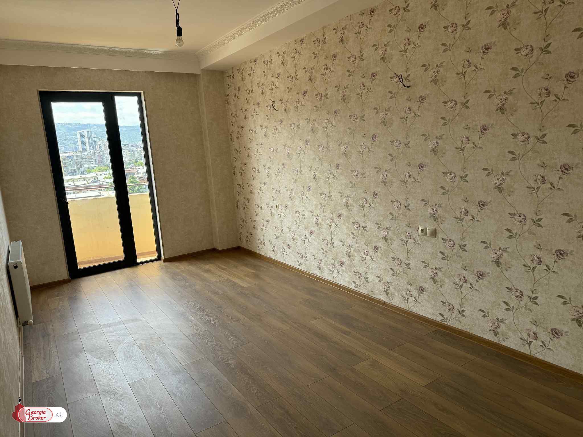 продается квартира с новым ремонтом 4-комнаты