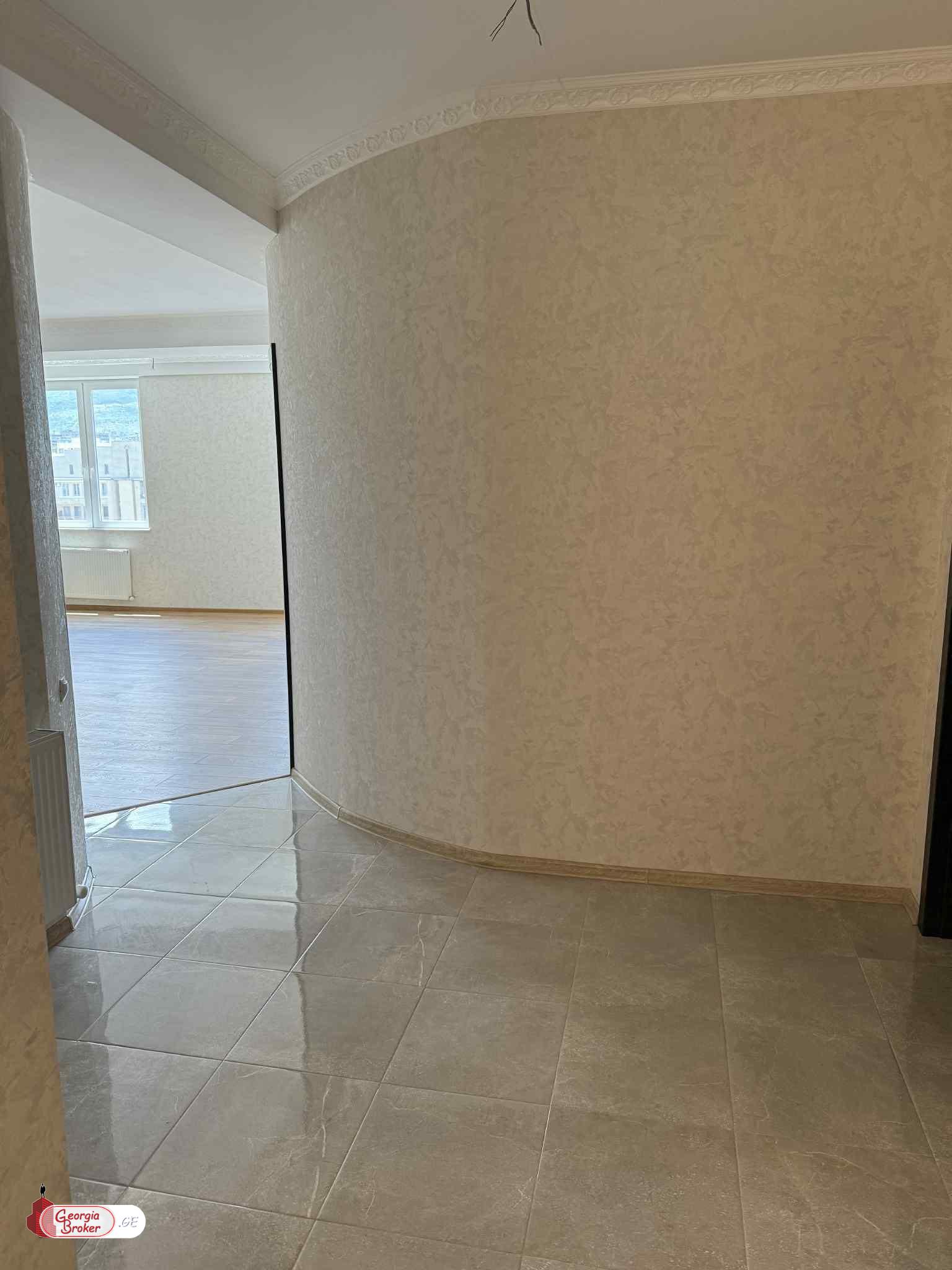 продается квартира с новым ремонтом 4-комнаты