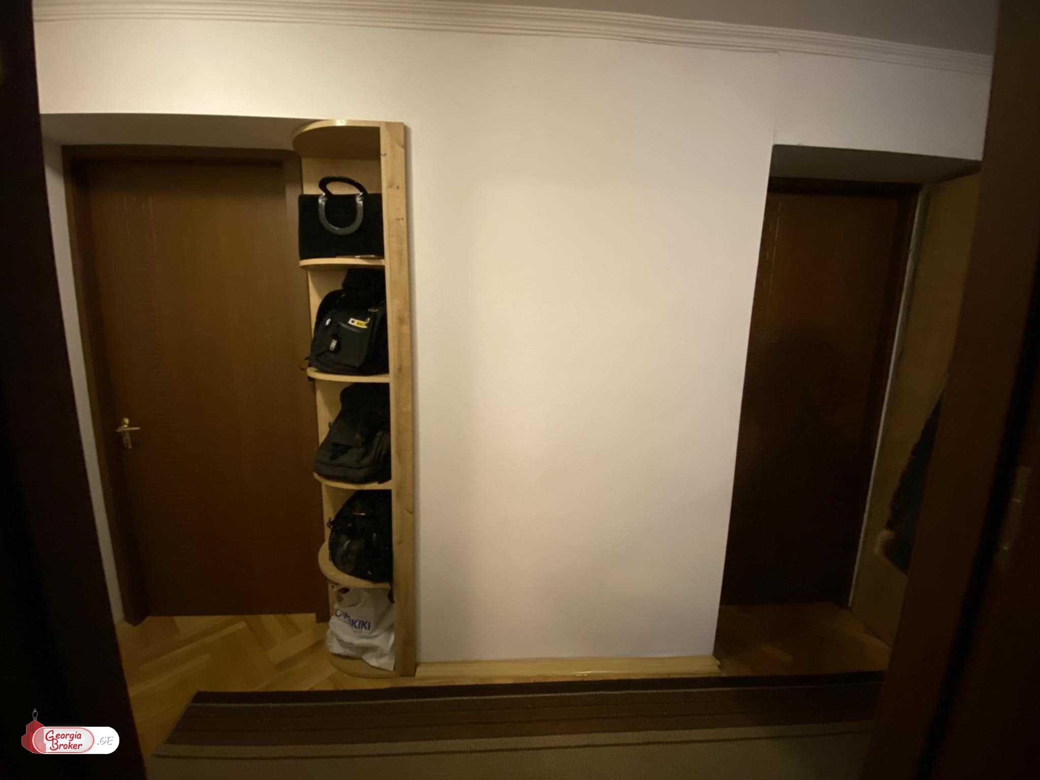 продается квартира с новым ремонтом 4-комнаты