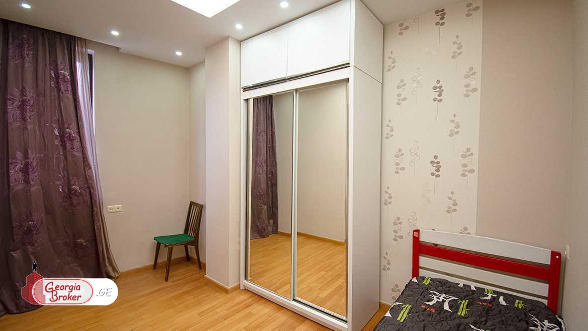 продается квартира с новым ремонтом 4-комнаты