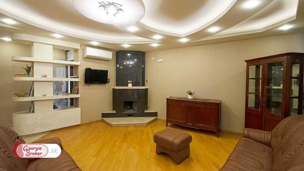 продается квартира с новым ремонтом 4-комнаты