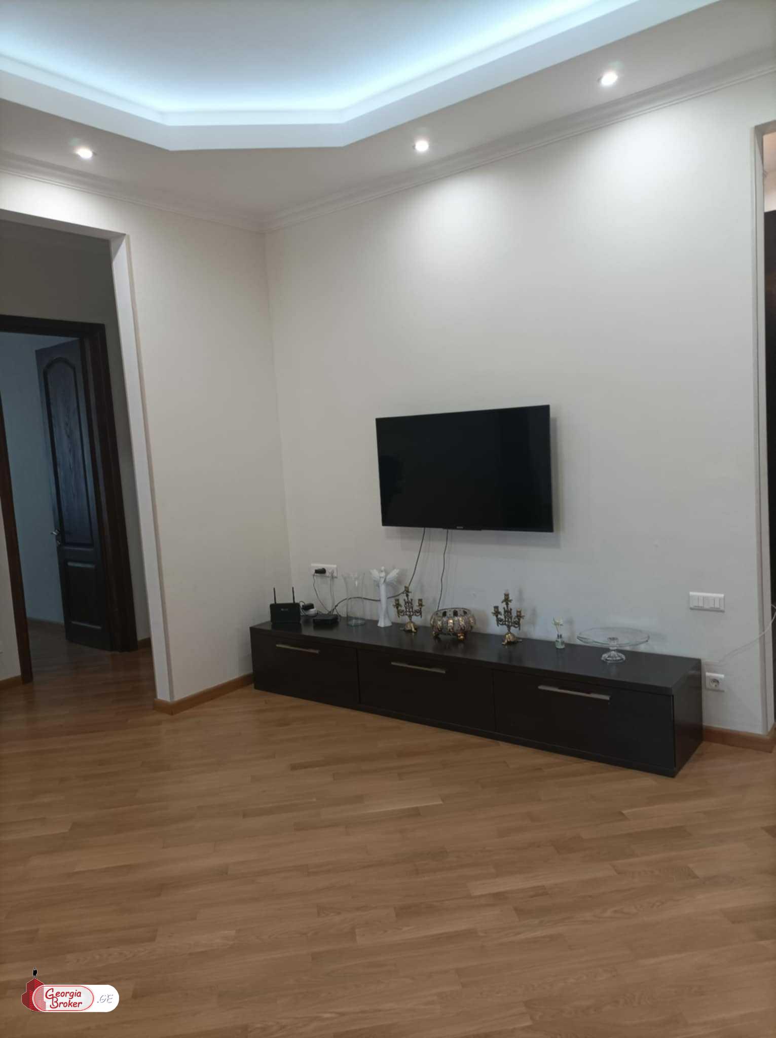 продается квартира с новым ремонтом 4-комнаты