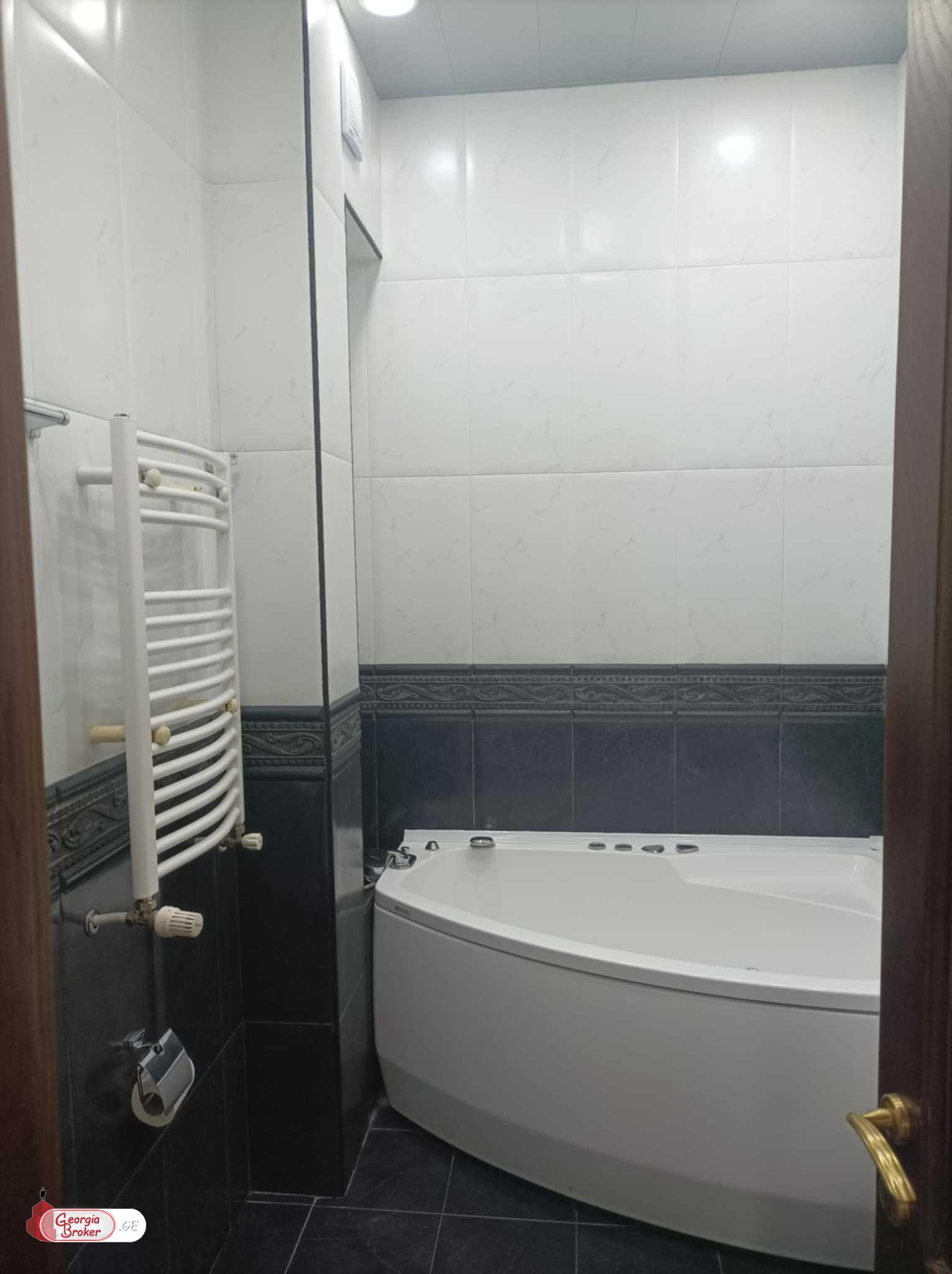 продается квартира с новым ремонтом 4-комнаты