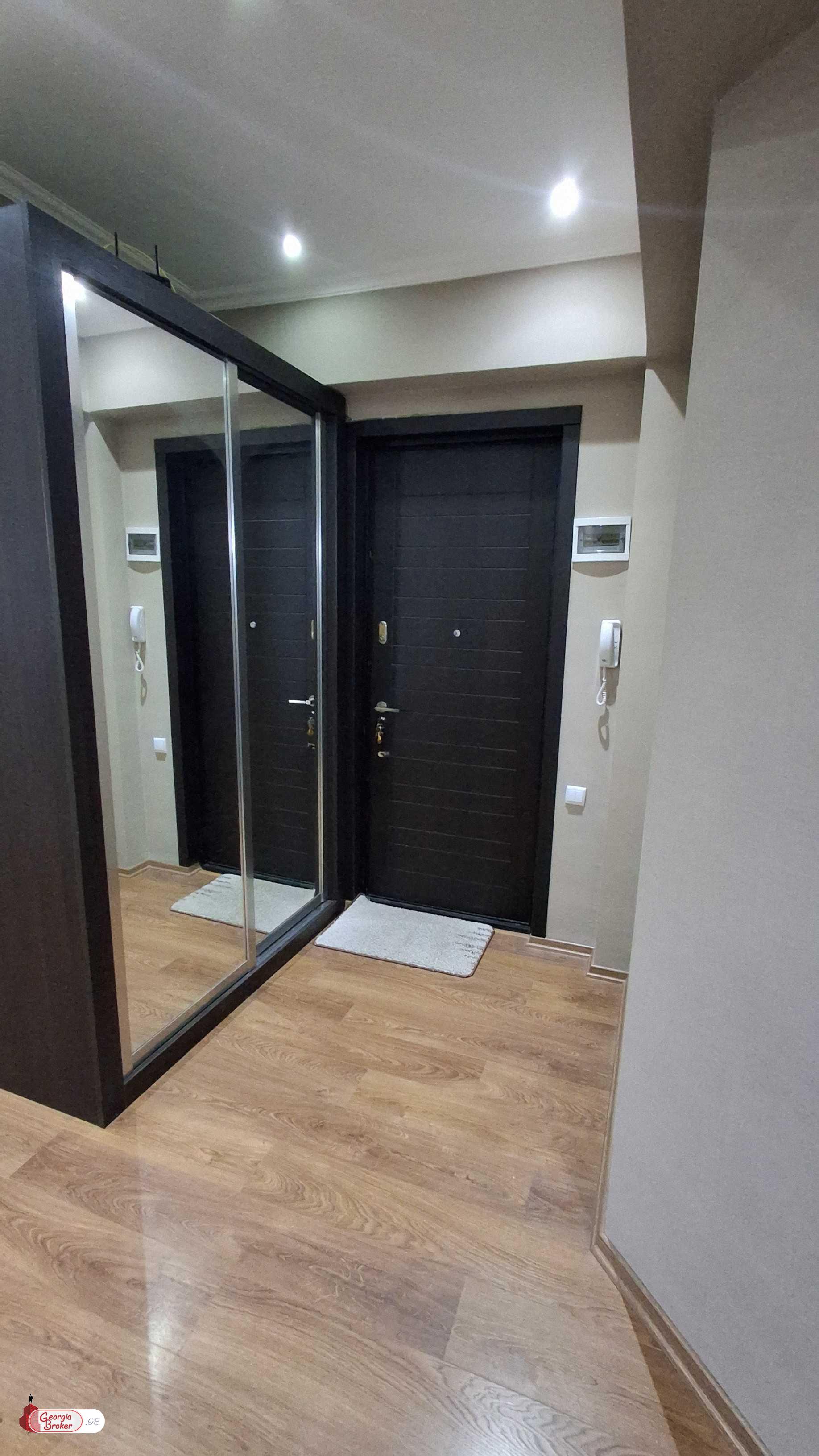 продается квартира с новым ремонтом 4-комнаты