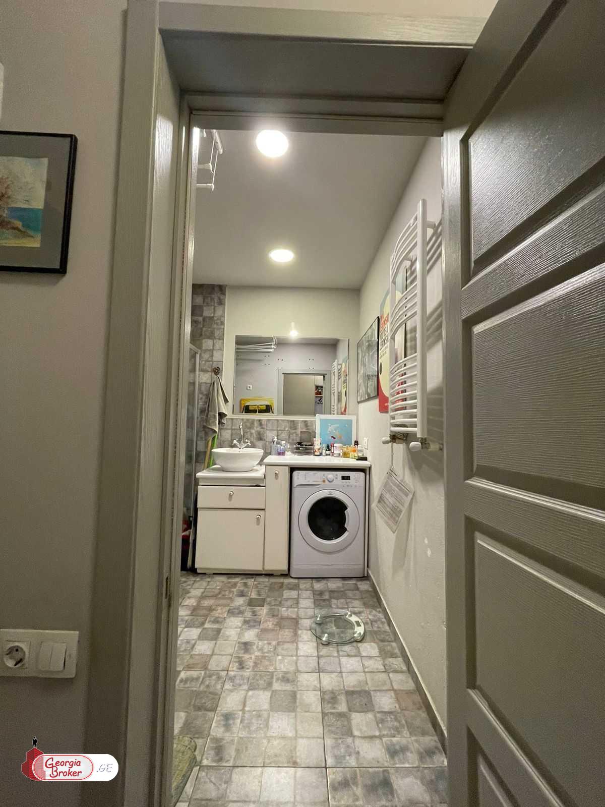 продается квартира с новым ремонтом 3-комнаты