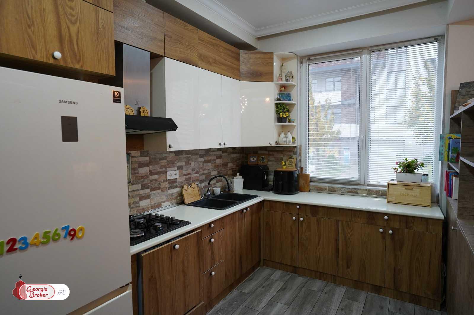 продается квартира с новым ремонтом 3-комнаты