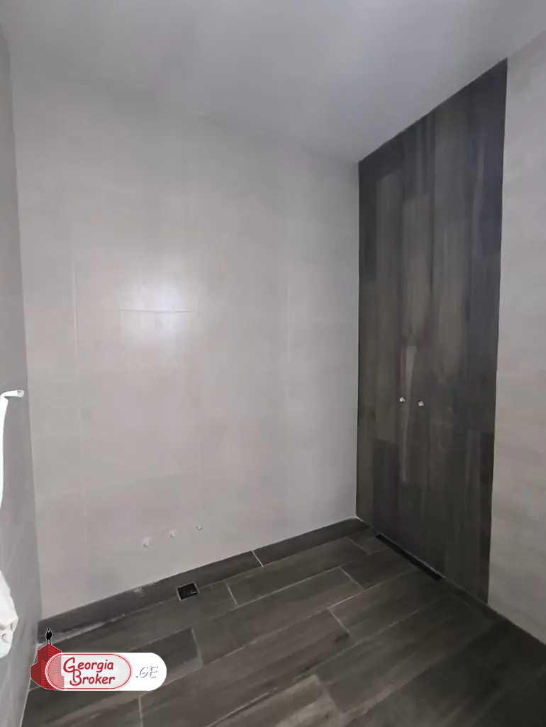 продается квартира с новым ремонтом 3-комнаты