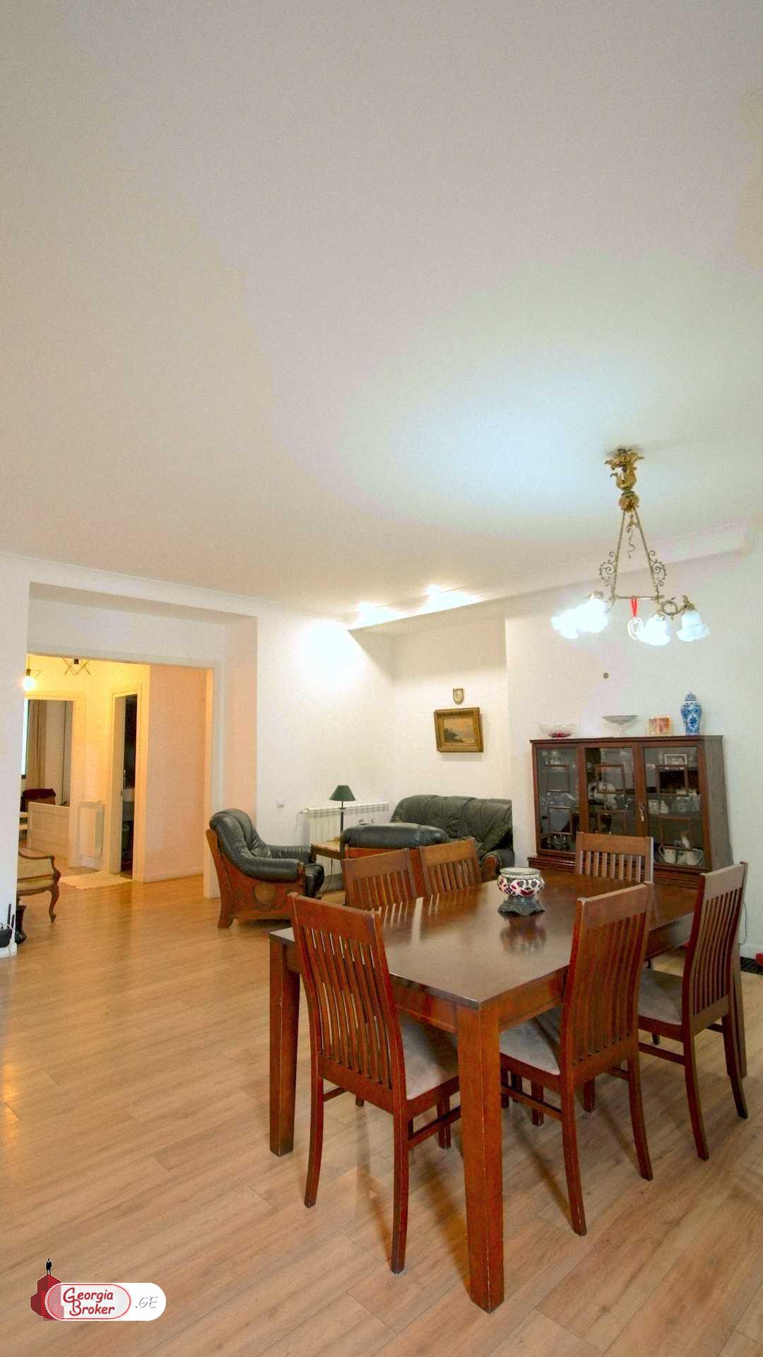 продается квартира с новым ремонтом 5-комнат