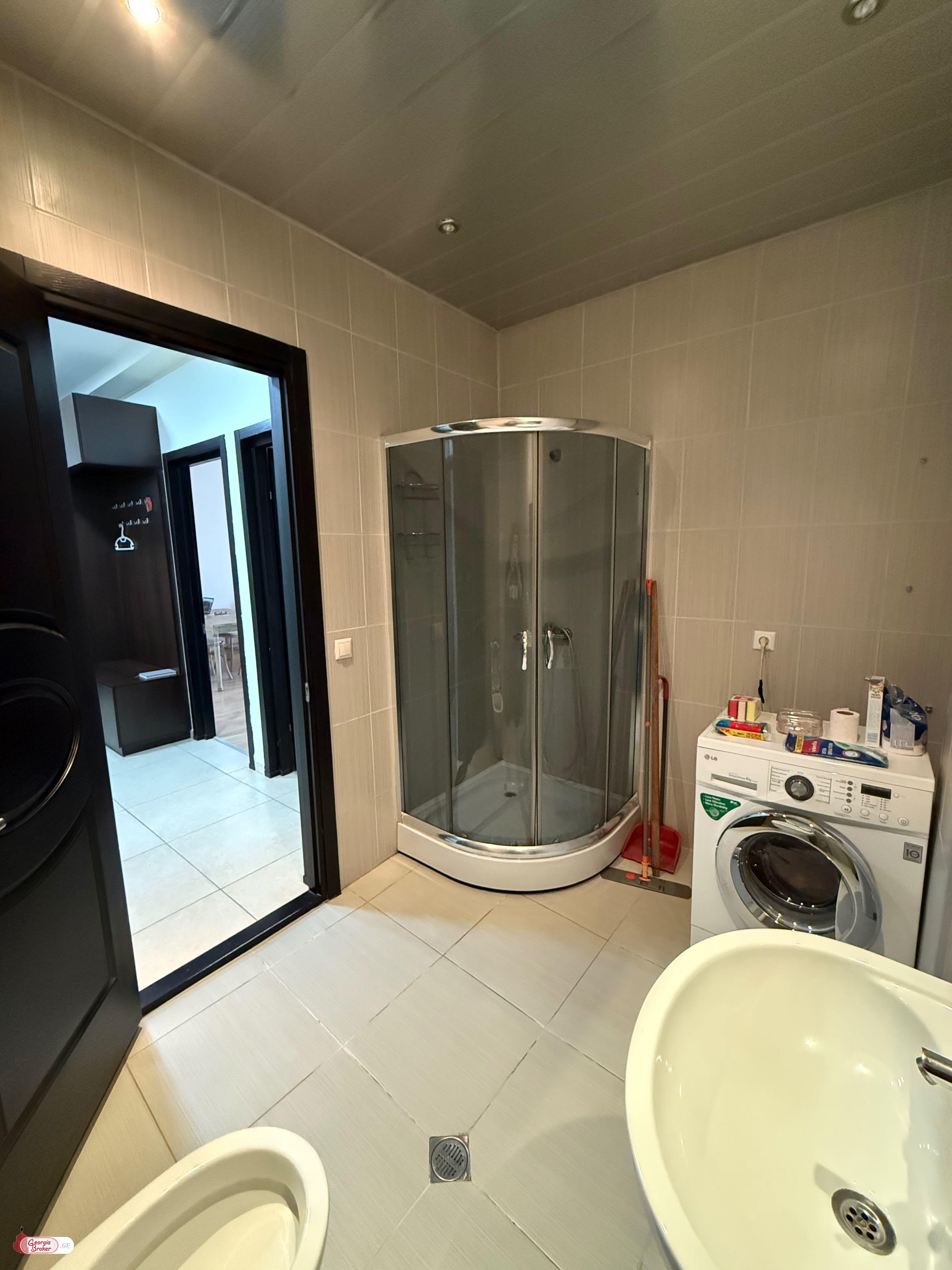 იყიდება ახალი გარემონტებული 4 ოთახიანი ბინა