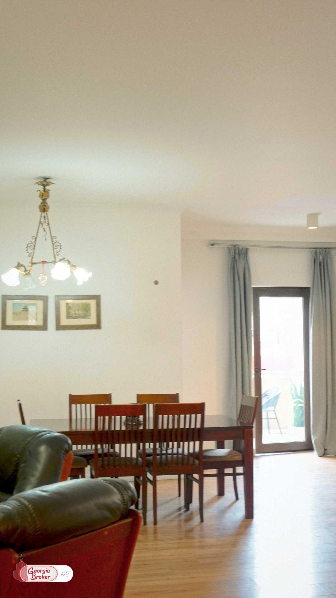 продается квартира с новым ремонтом 5-комнат