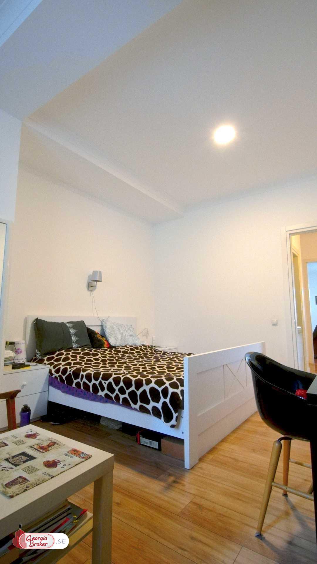 продается квартира с новым ремонтом 5-комнат