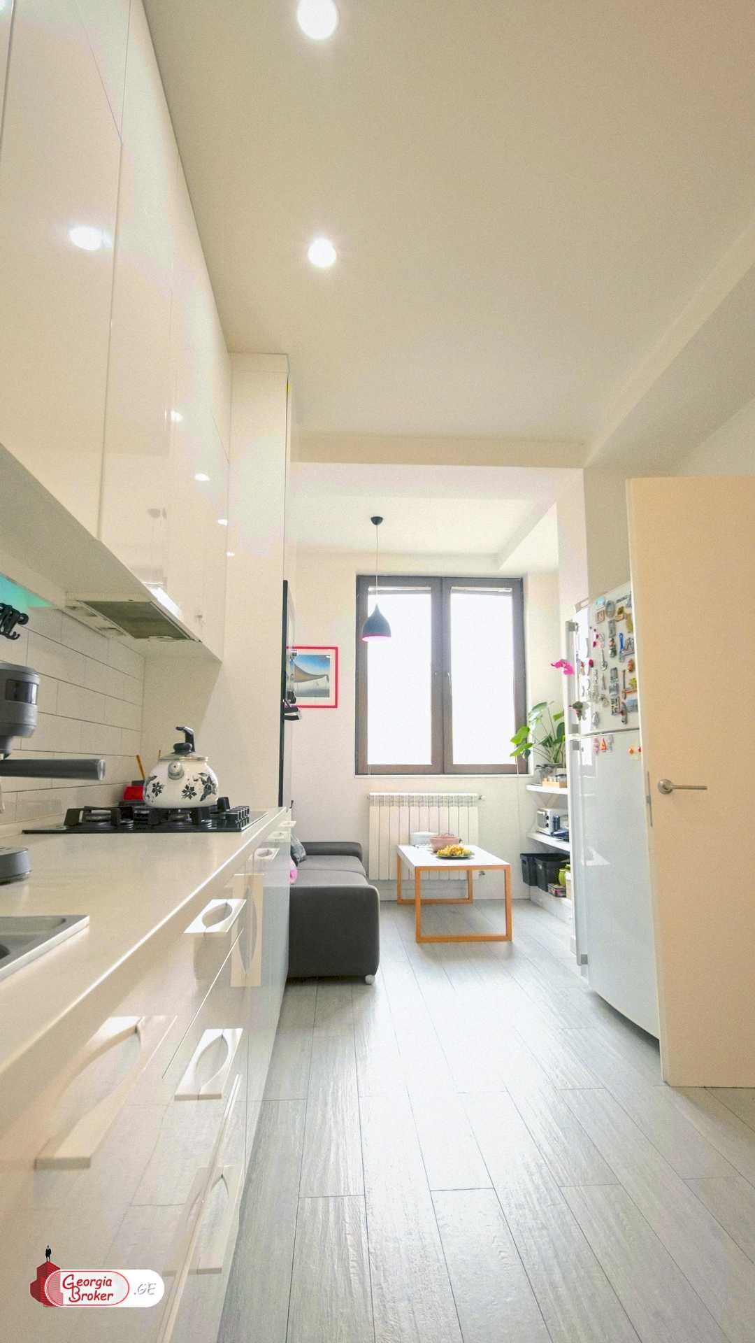 продается квартира с новым ремонтом 5-комнат