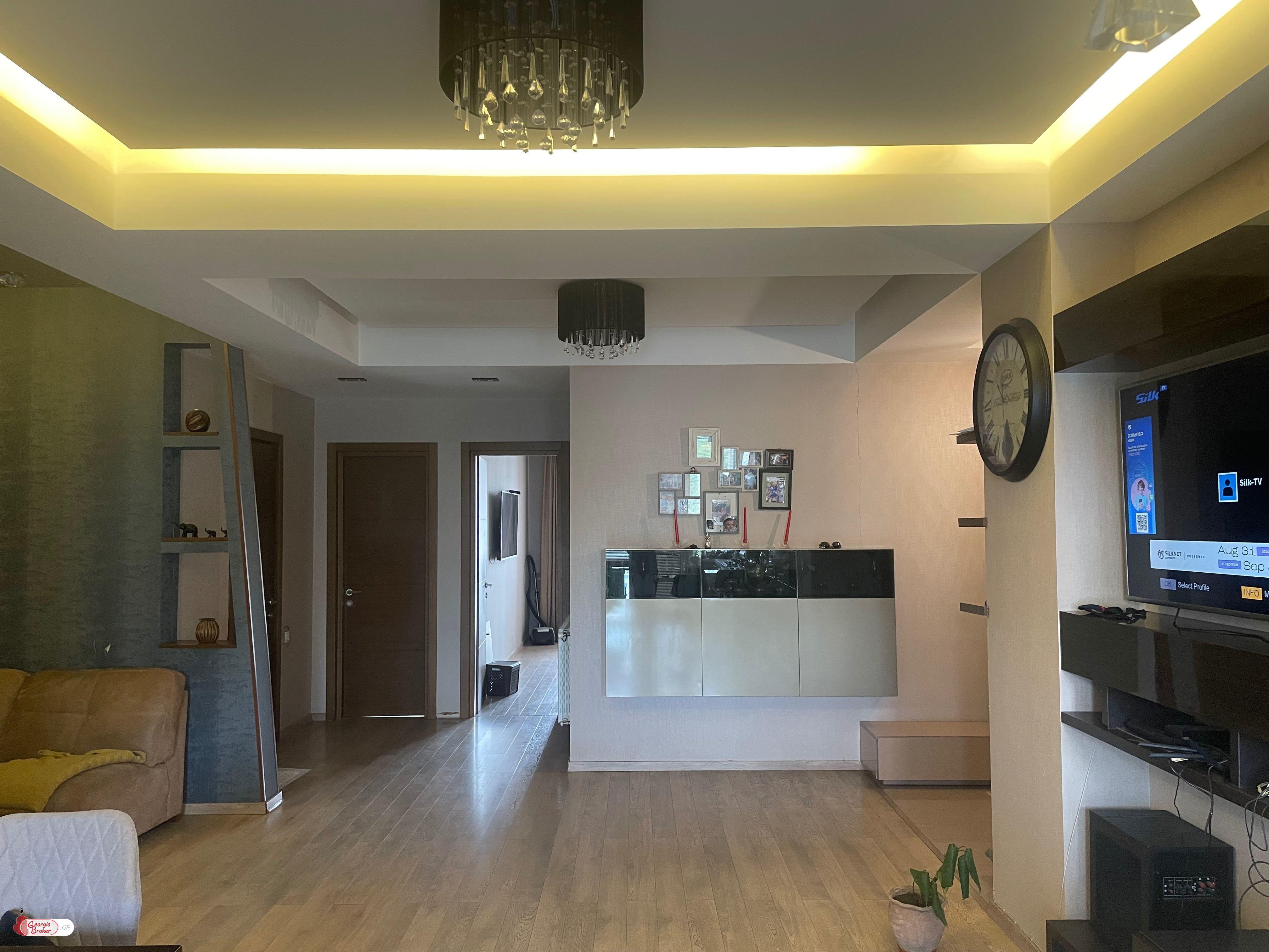 продается квартира с новым ремонтом 4-комнаты