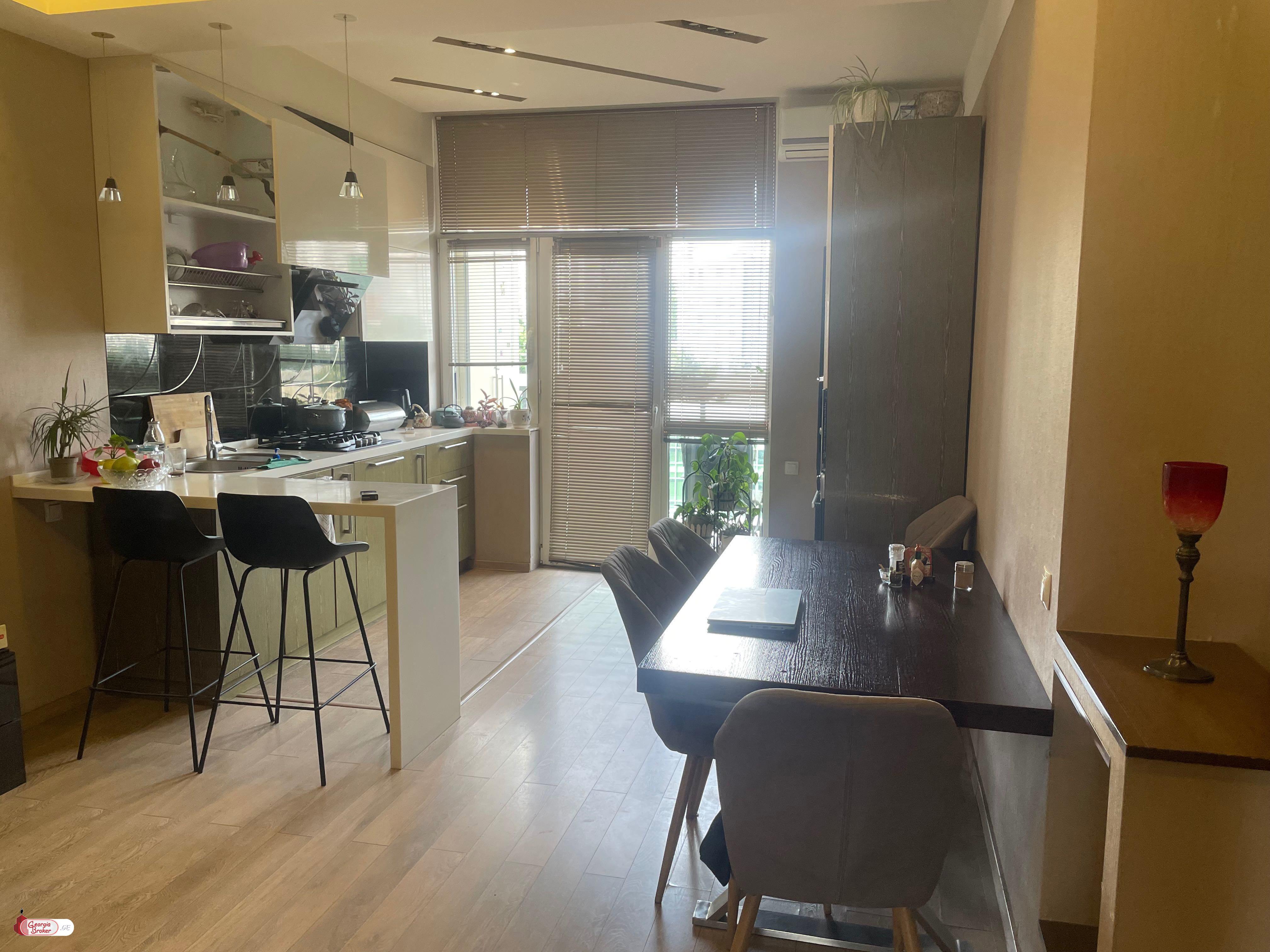 продается квартира с новым ремонтом 4-комнаты