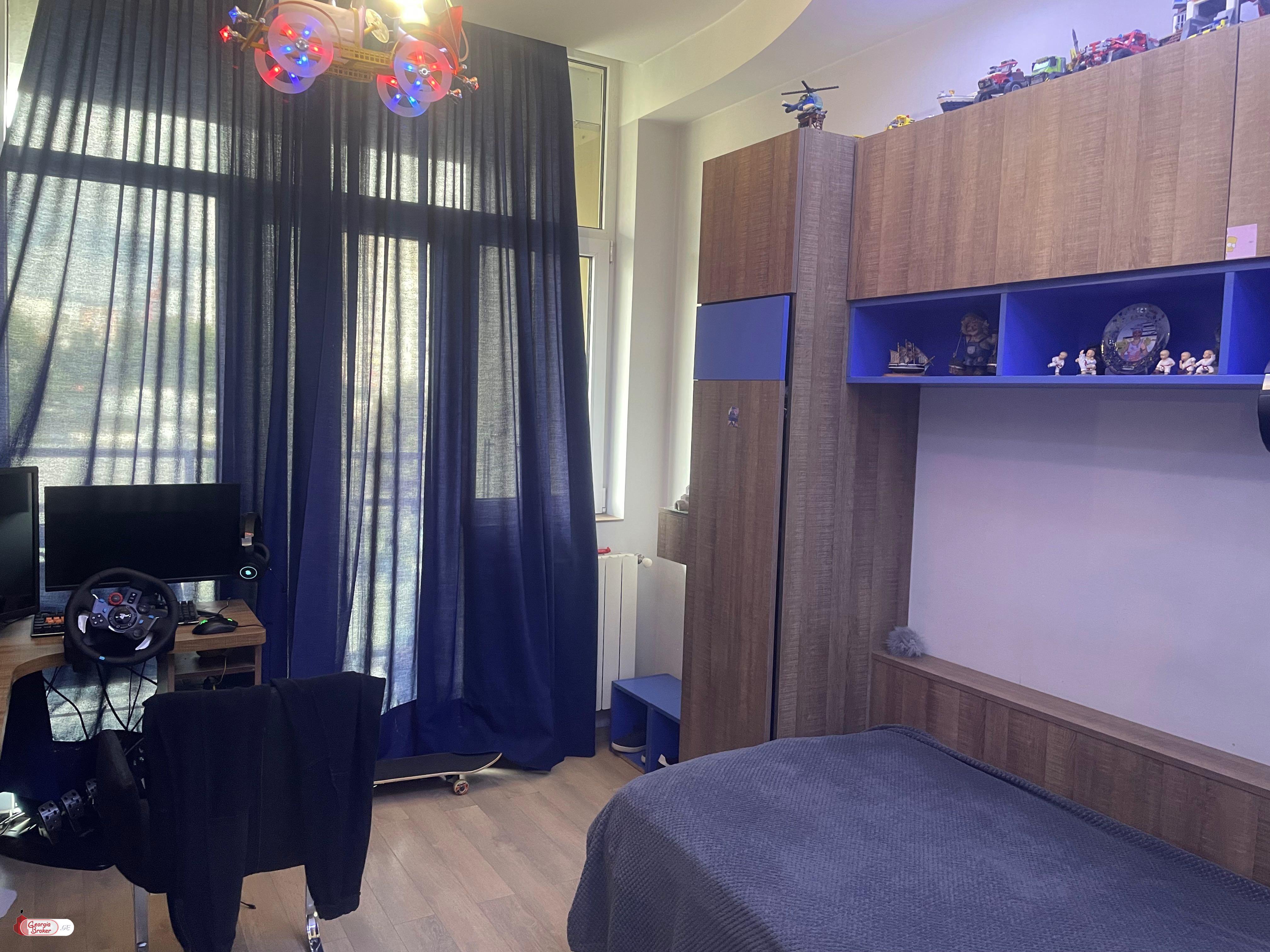 продается квартира с новым ремонтом 4-комнаты