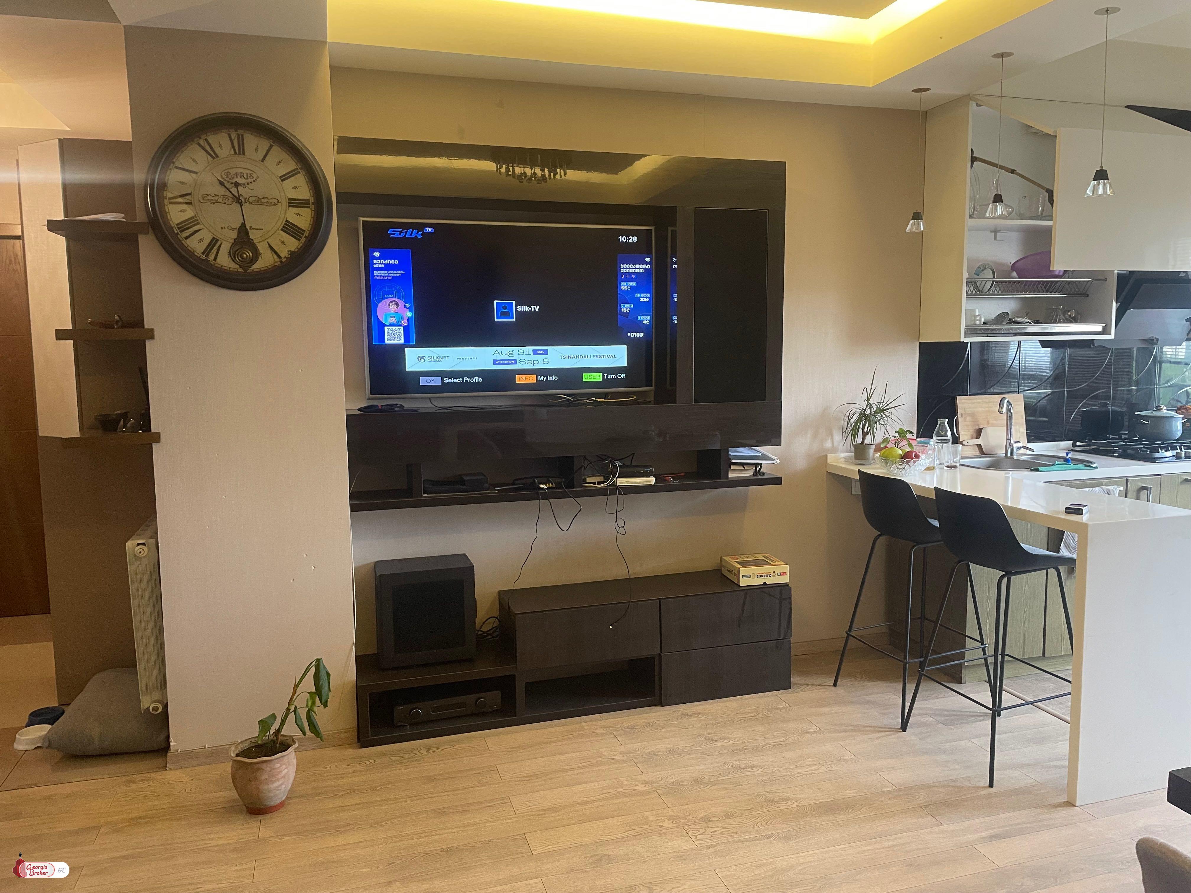 продается квартира с новым ремонтом 4-комнаты