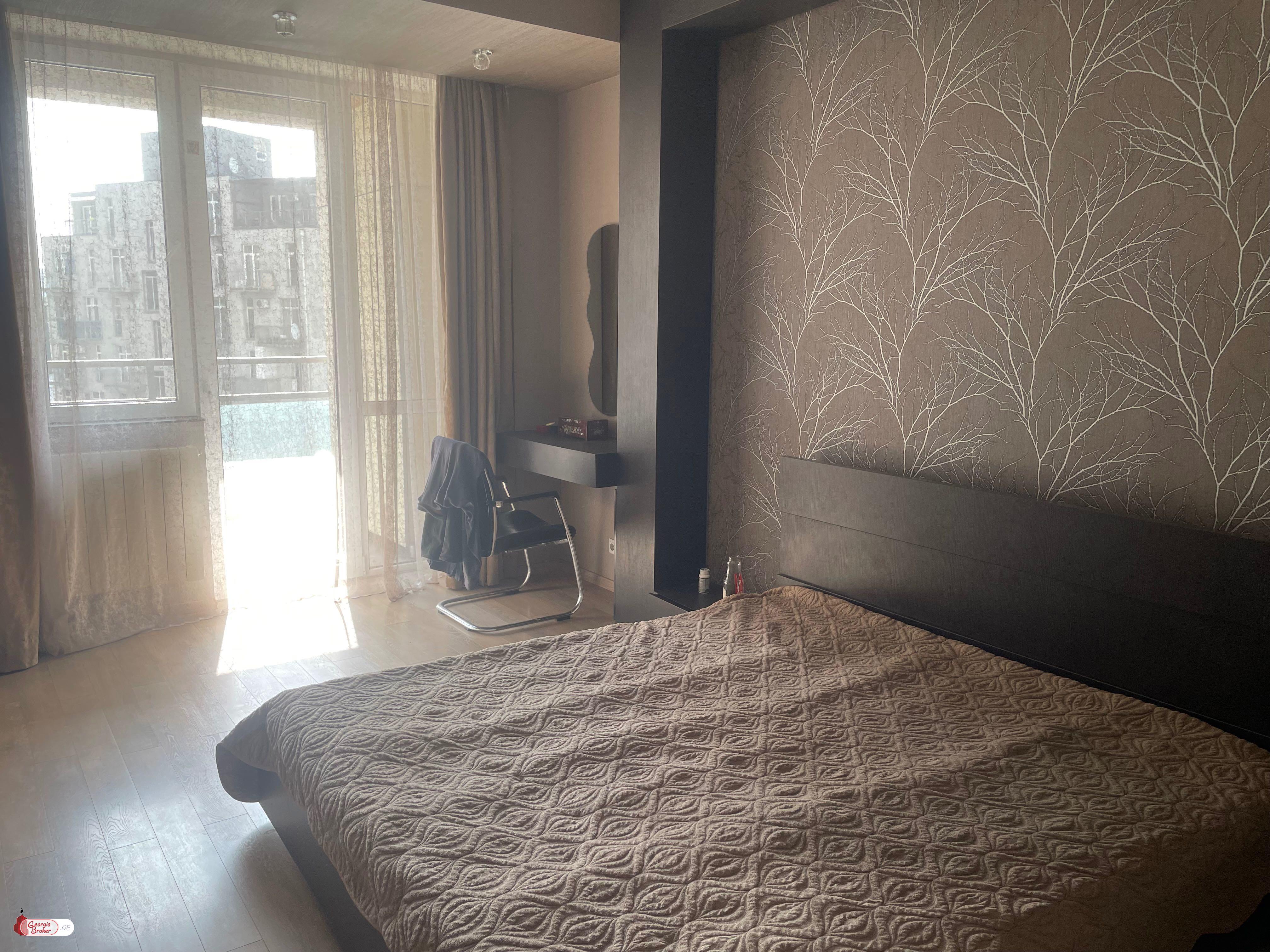 продается квартира с новым ремонтом 4-комнаты