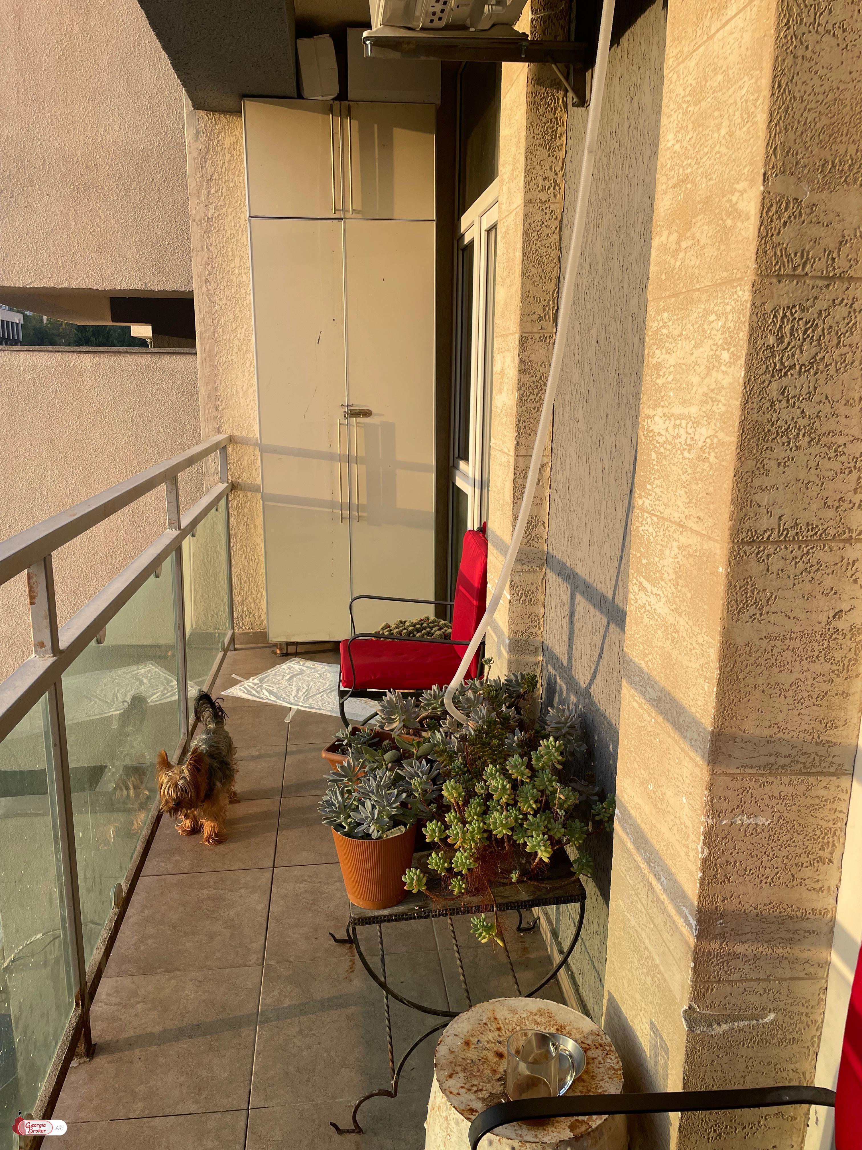 продается квартира с новым ремонтом 4-комнаты