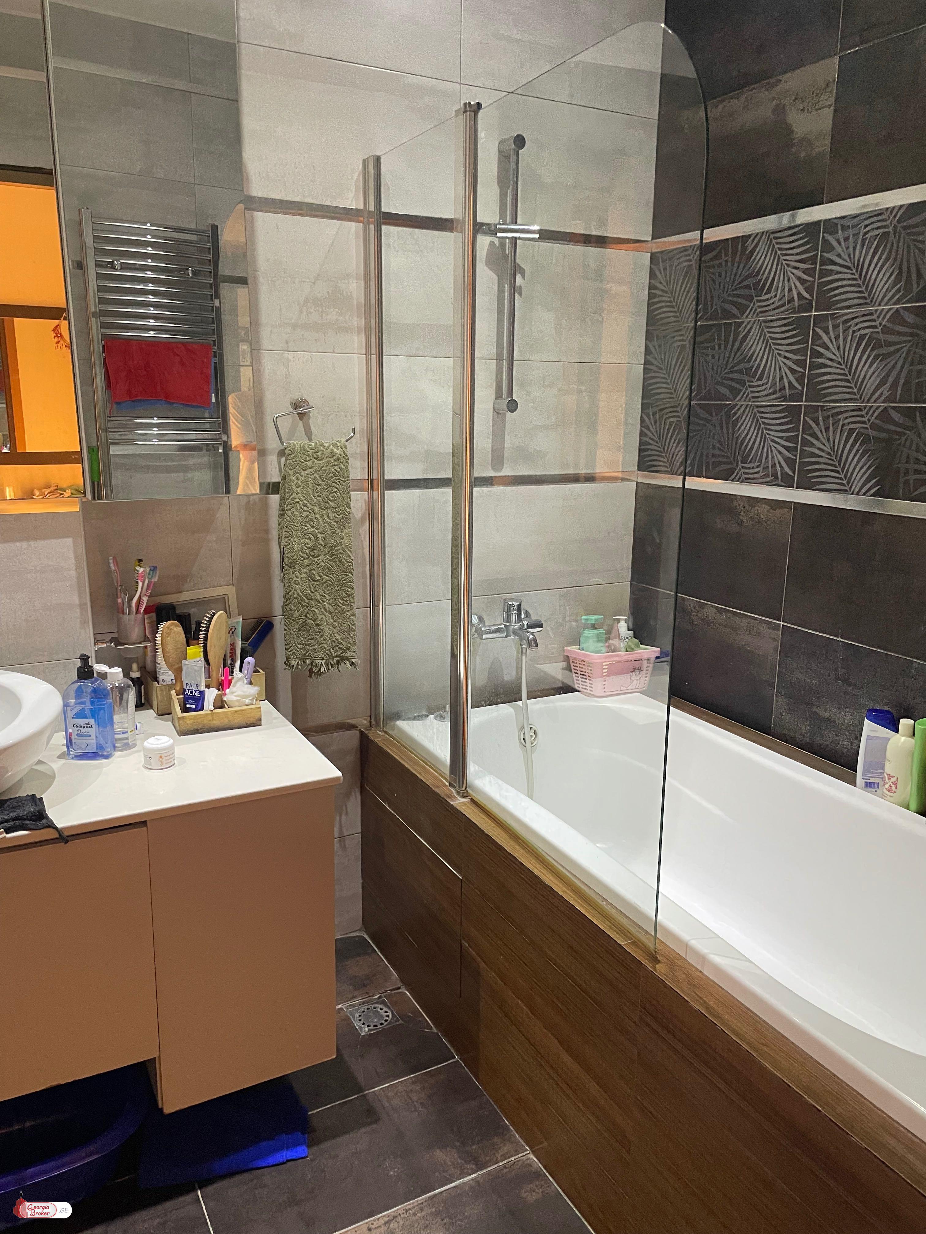 продается квартира с новым ремонтом 4-комнаты