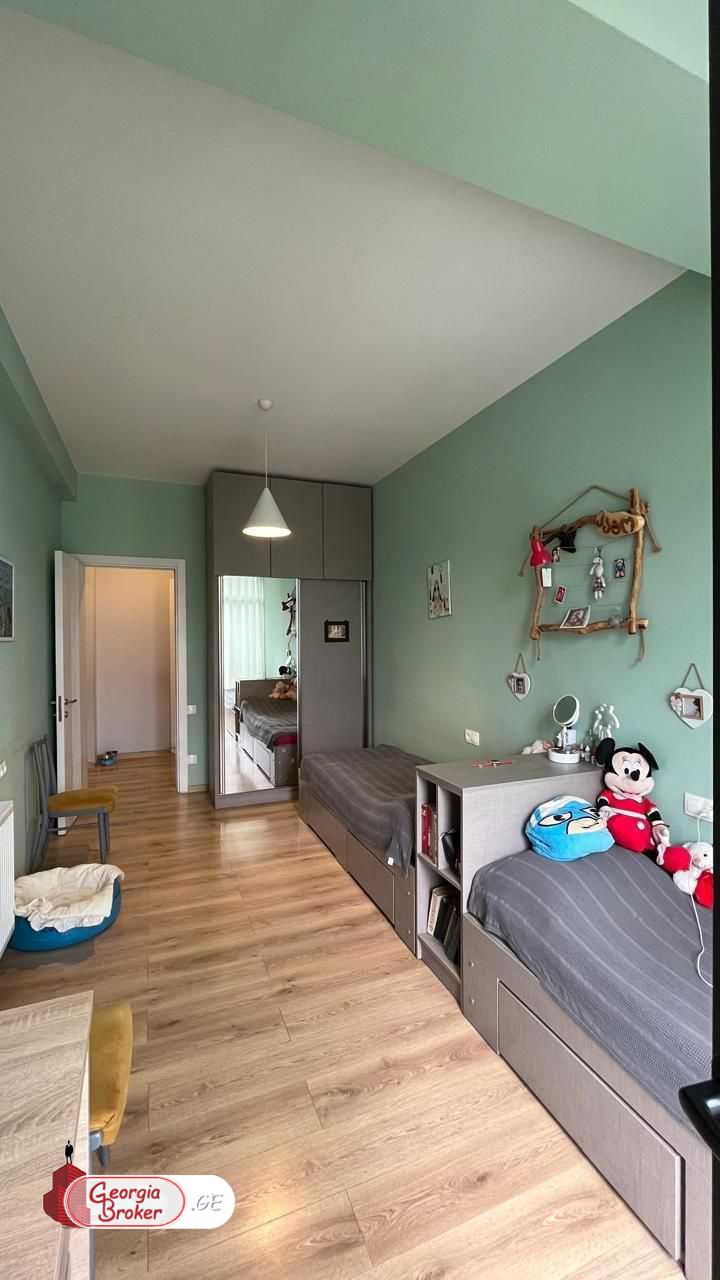 продается квартира с новым ремонтом 4-комнаты