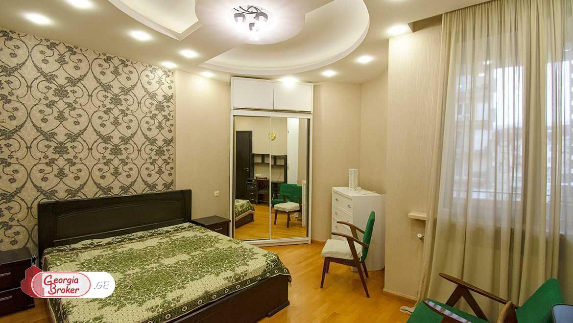 продается квартира с новым ремонтом 4-комнаты