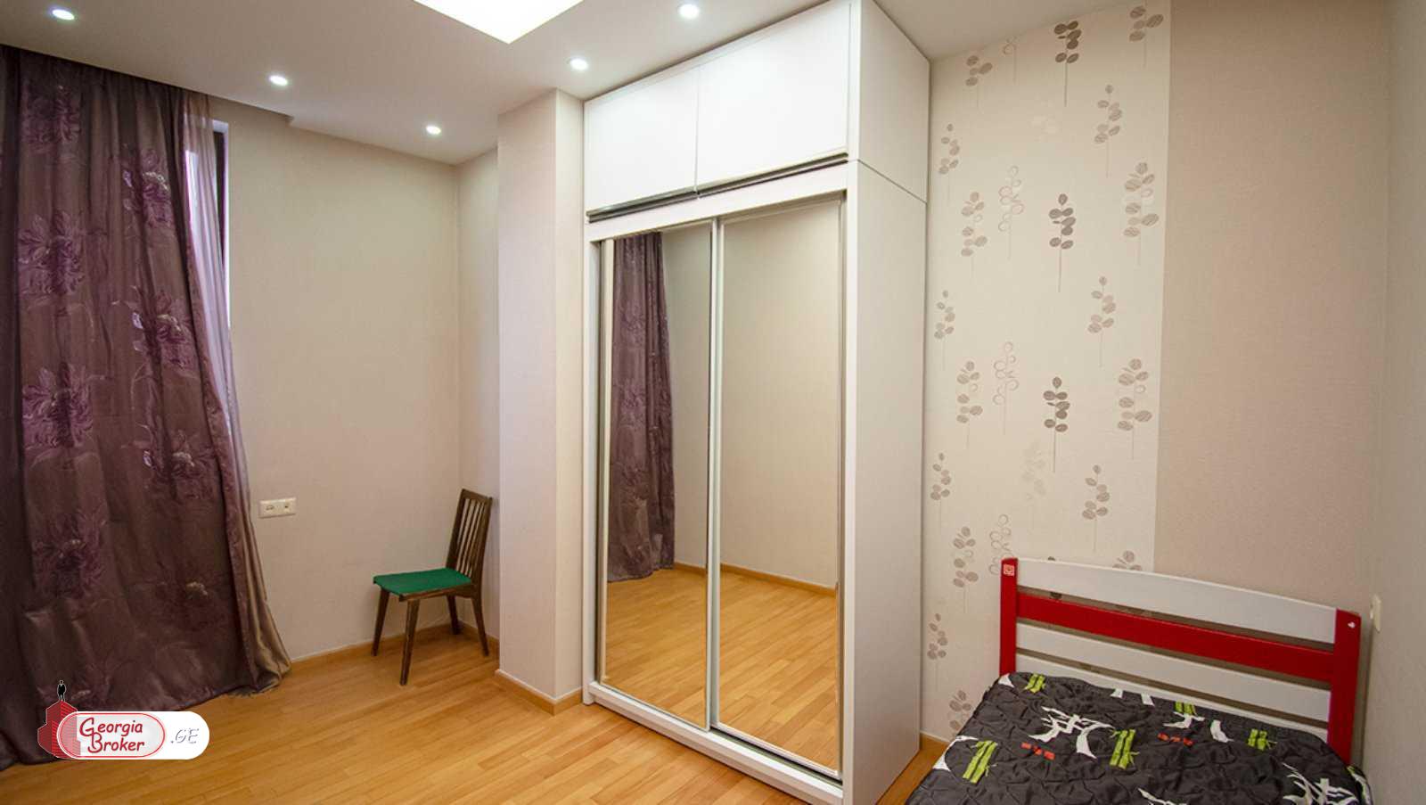 продается квартира с новым ремонтом 4-комнаты