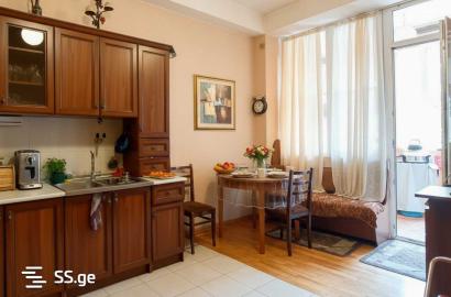 იყიდება ახალი გარემონტებული 5 ოთახიანი ბინა