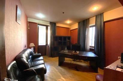 იყიდება ახალი გარემონტებული 8 ოთახიანი ბინა