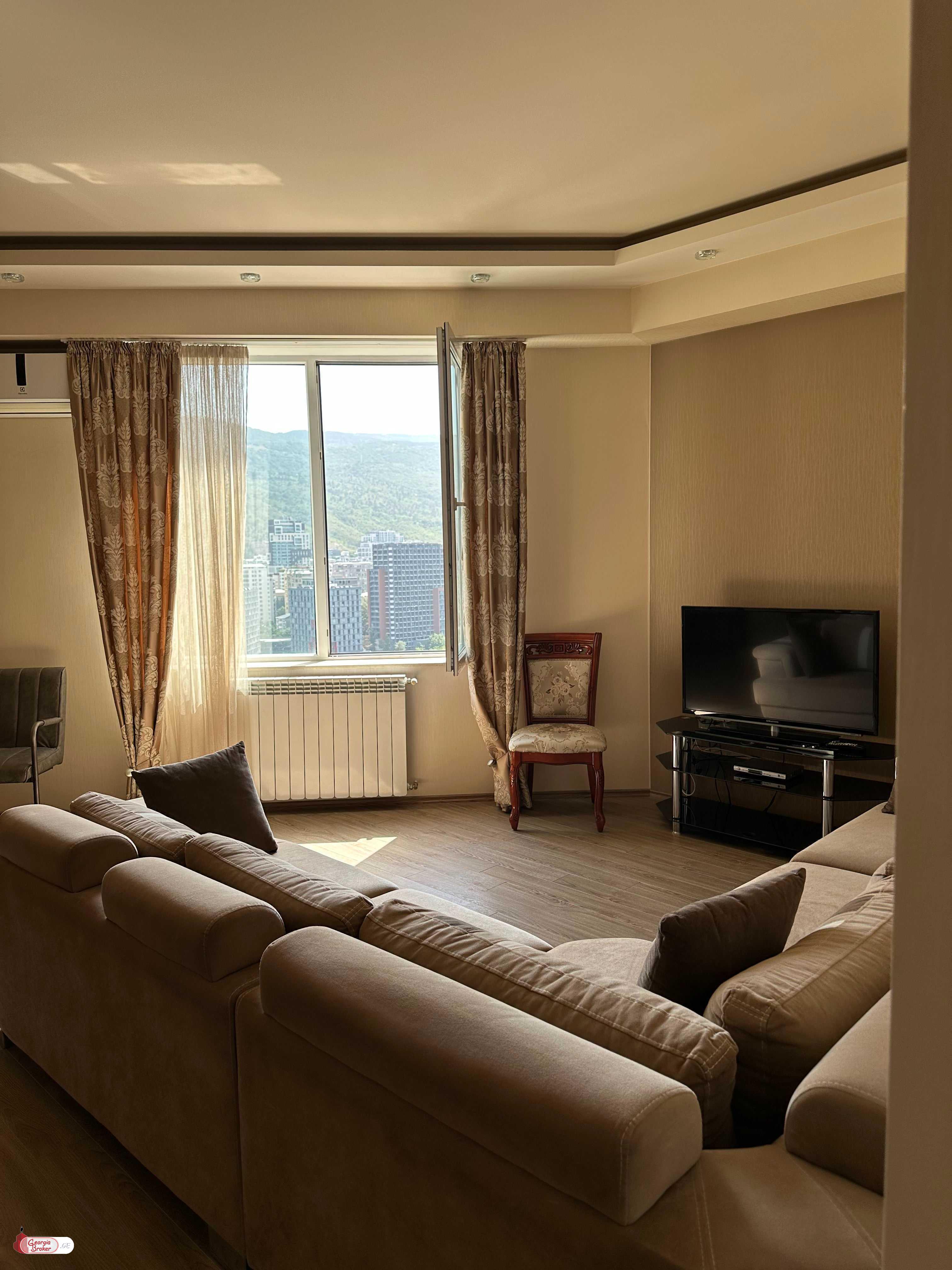 продается квартира с новым ремонтом 5-комнат