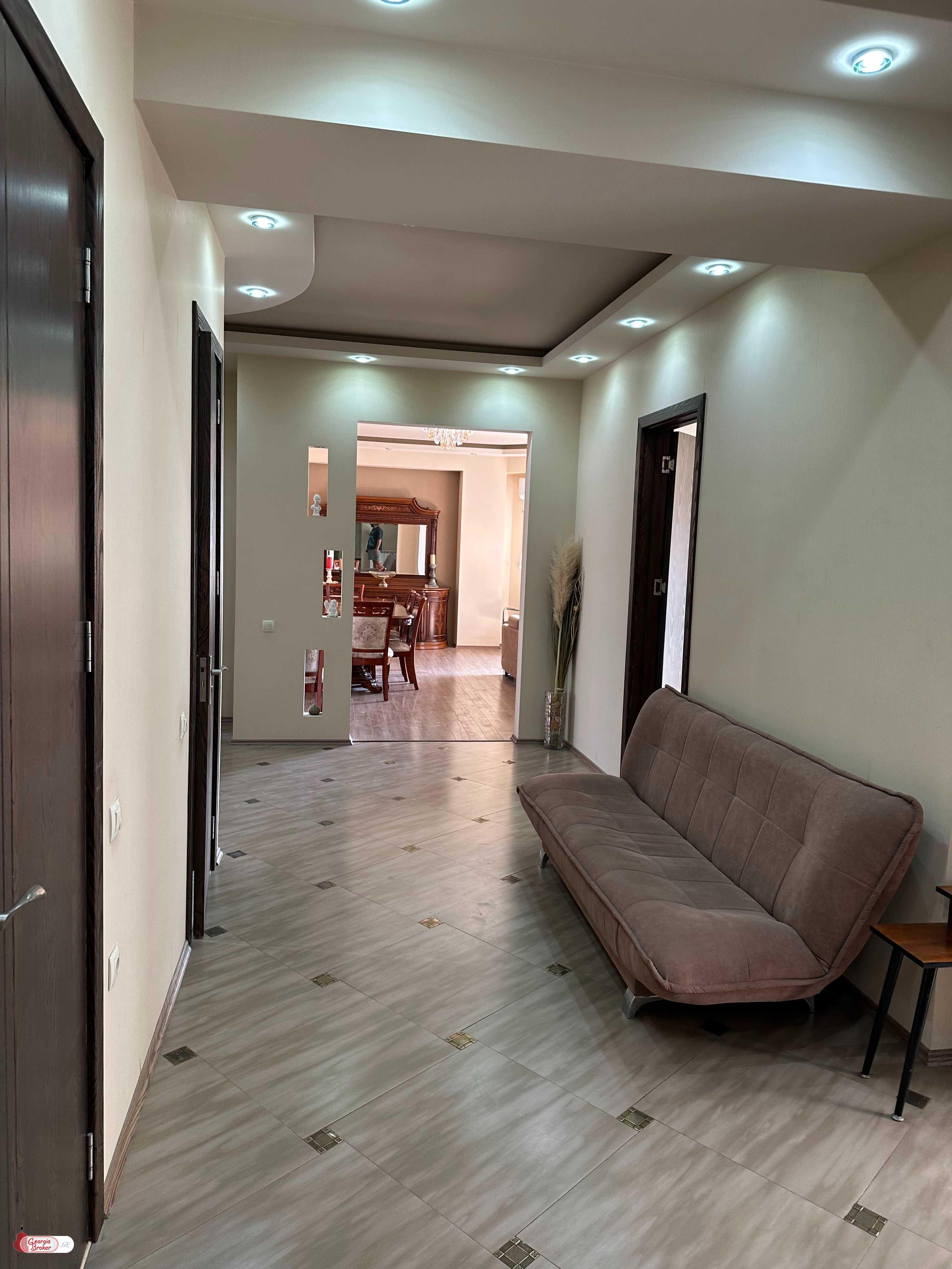 продается квартира с новым ремонтом 5-комнат