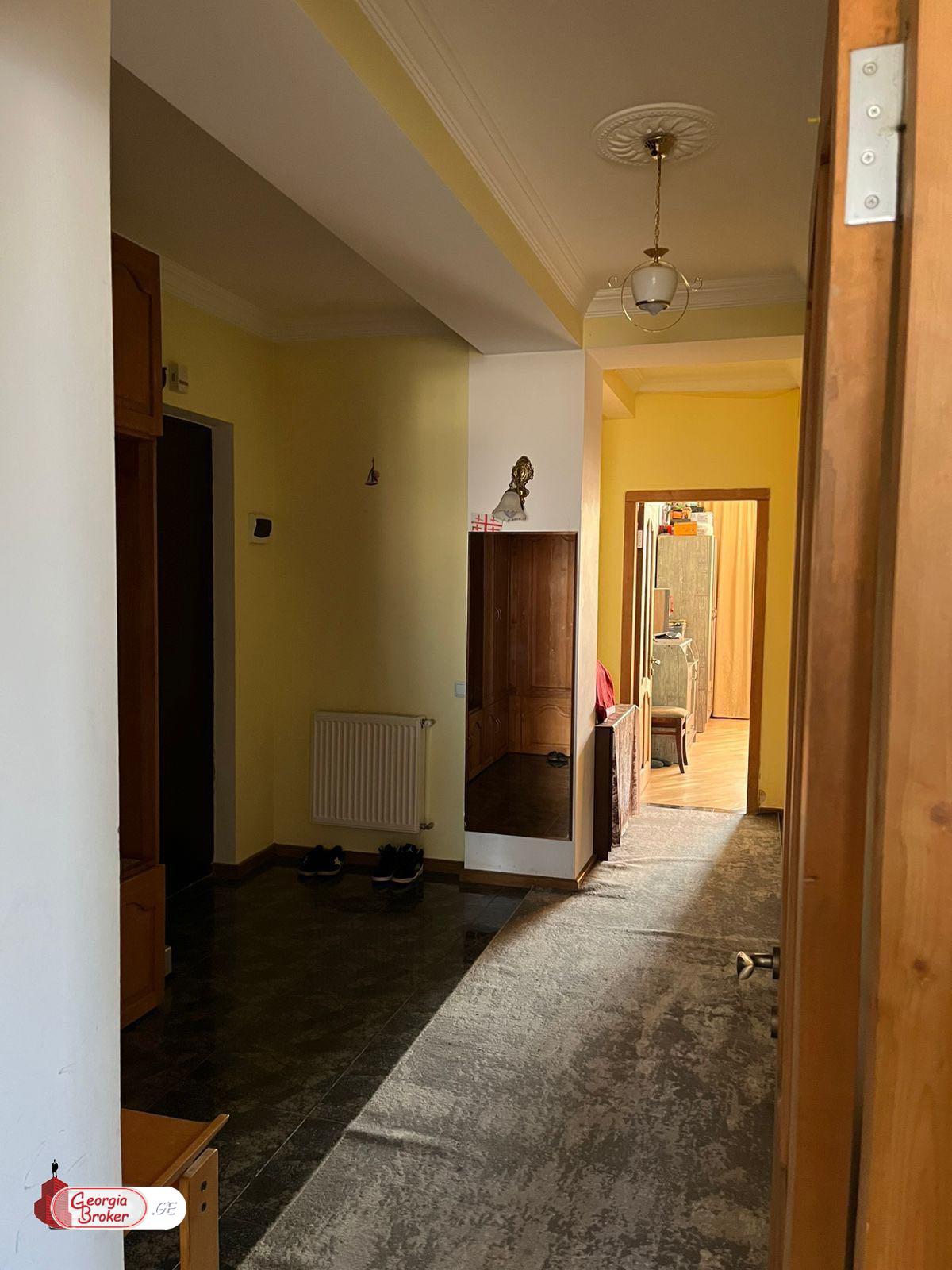 იყიდება ახალი გარემონტებული 6 ოთახიანი ბინა